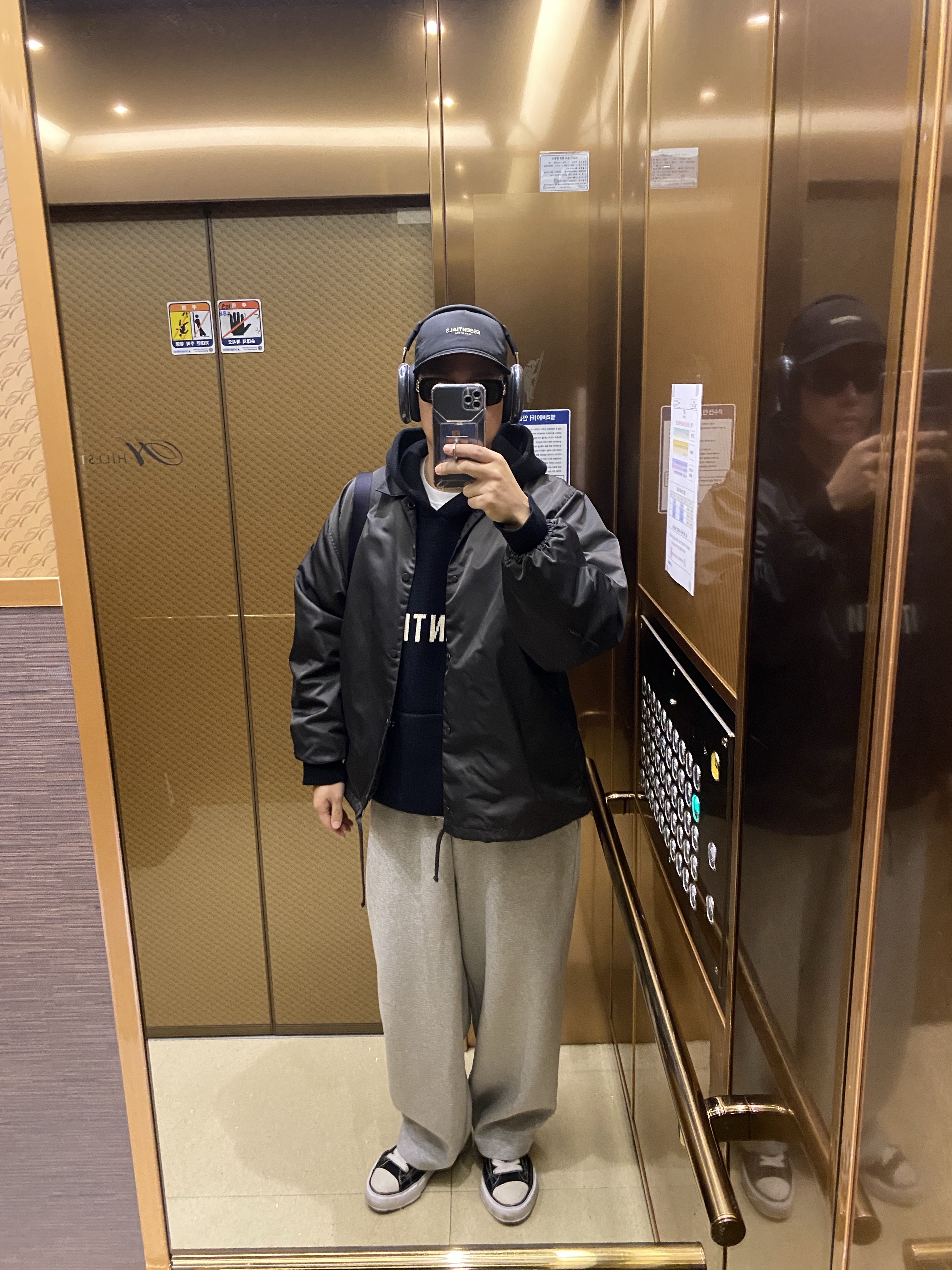Apple AirPods Max USB C Midnight (Korean Ver.), Essentials x New Era Retro Crown Strapback Black 착용 스타일 - 1