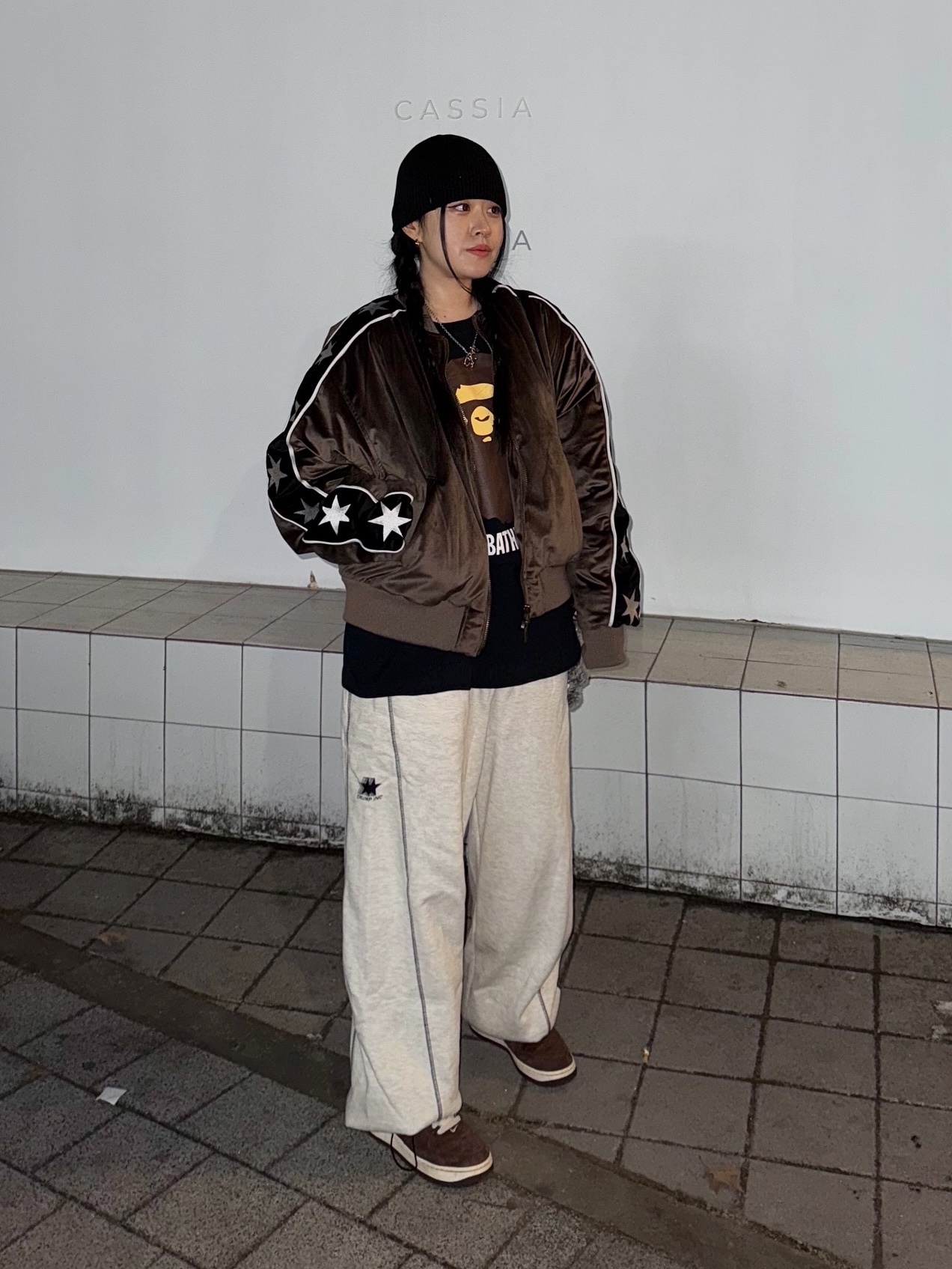 나이키 에어포스 1 미드 '07 QS 초콜릿, 베이프 빅 에이프 헤드 롱슬리브 티셔츠 블랙 착용 스타일 - 2