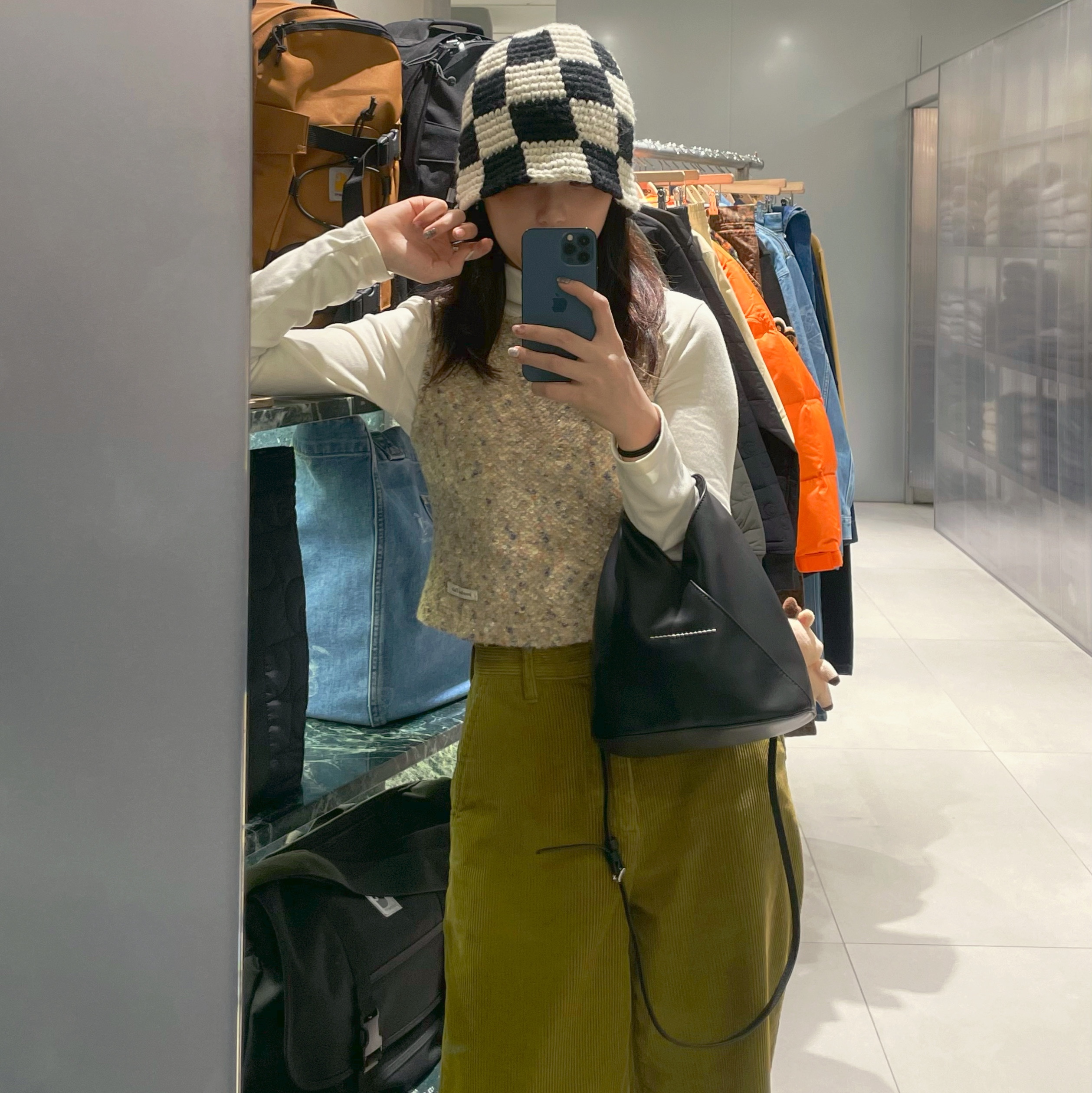Stussy Checker Knit Bucket Hat Black, MM6 Maison Margiela Japanese Classic Crossbody Bag Black 착용 스타일