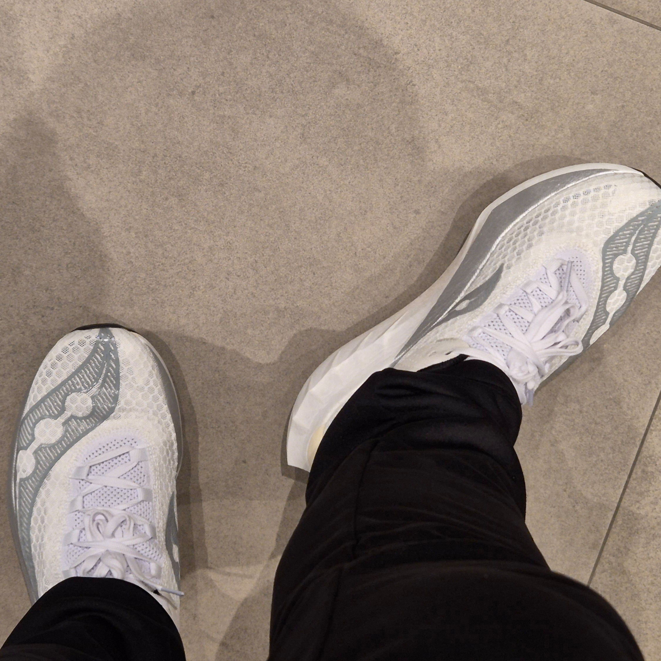 Saucony Endorphin Pro 4 White Silver 착용 스타일