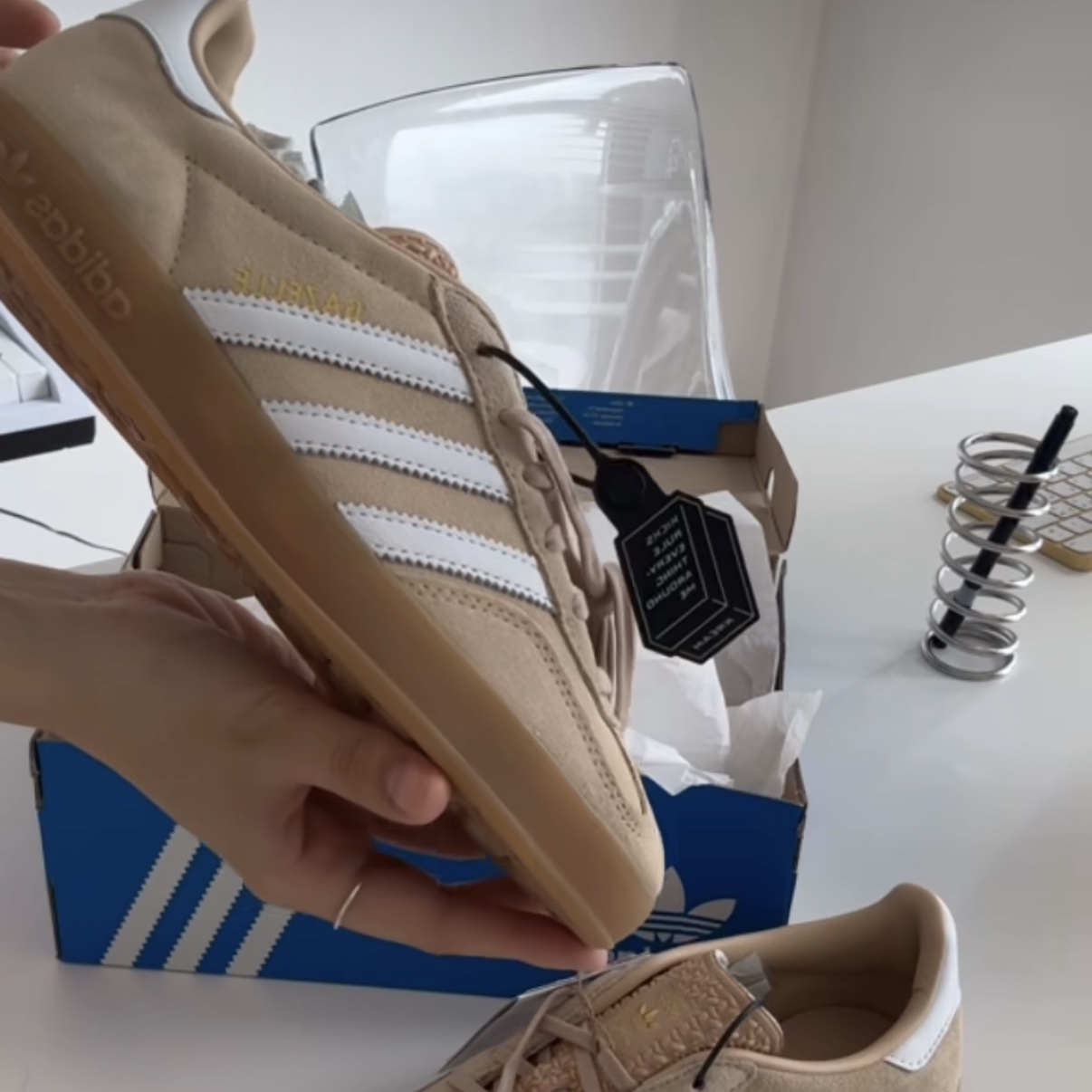 (W) Adidas Gazelle Indoor Magic Beige Cloud White 착용 스타일 - 2