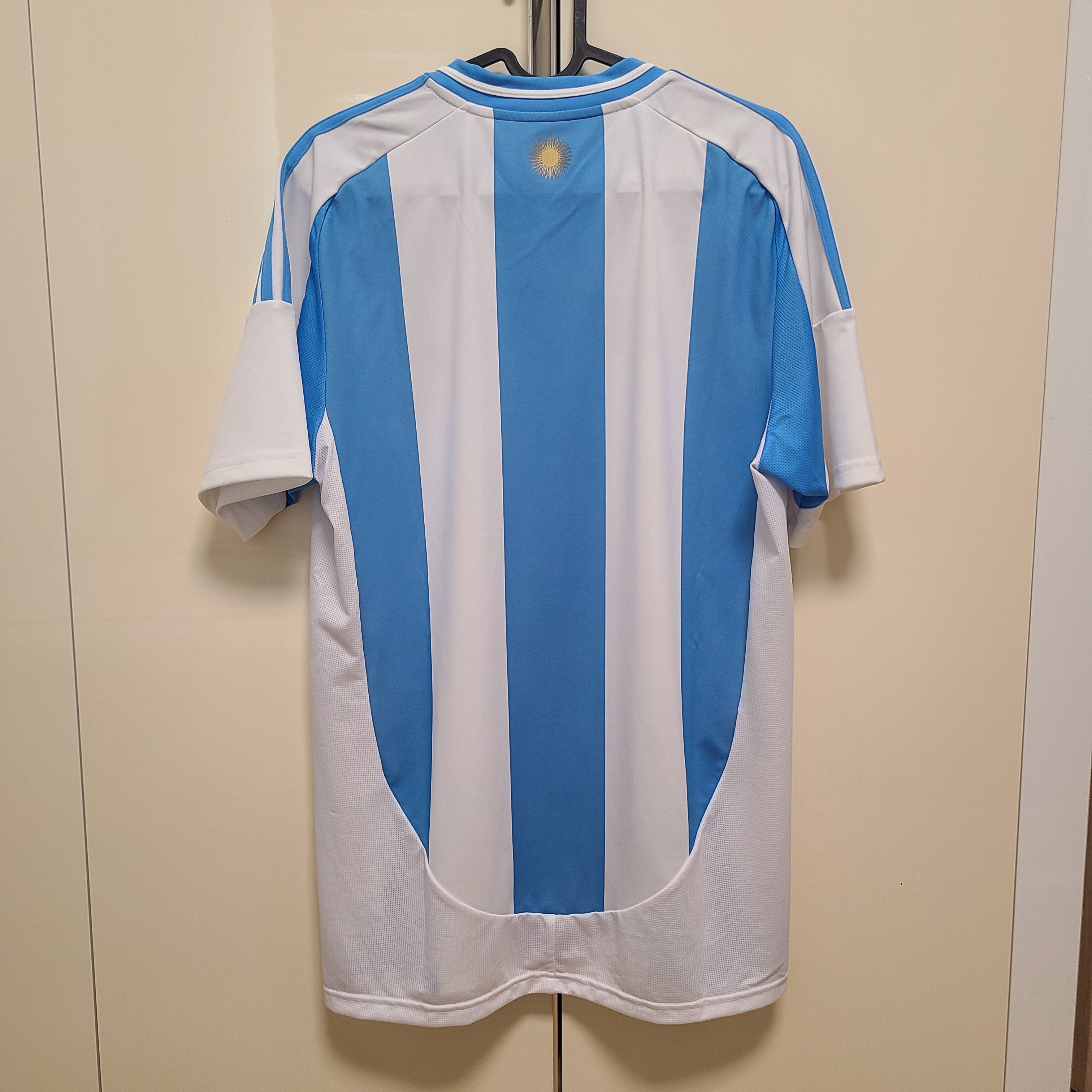 Adidas Argentina 2024 Home Jersey White Blue Burst - KR Sizing (Non Marking Ver.), Adidas Argentina Home Jersey 2022 Winners 3-Star White Light Blue - US Sizing (Non Marking Ver.) 착용 스타일 - 2