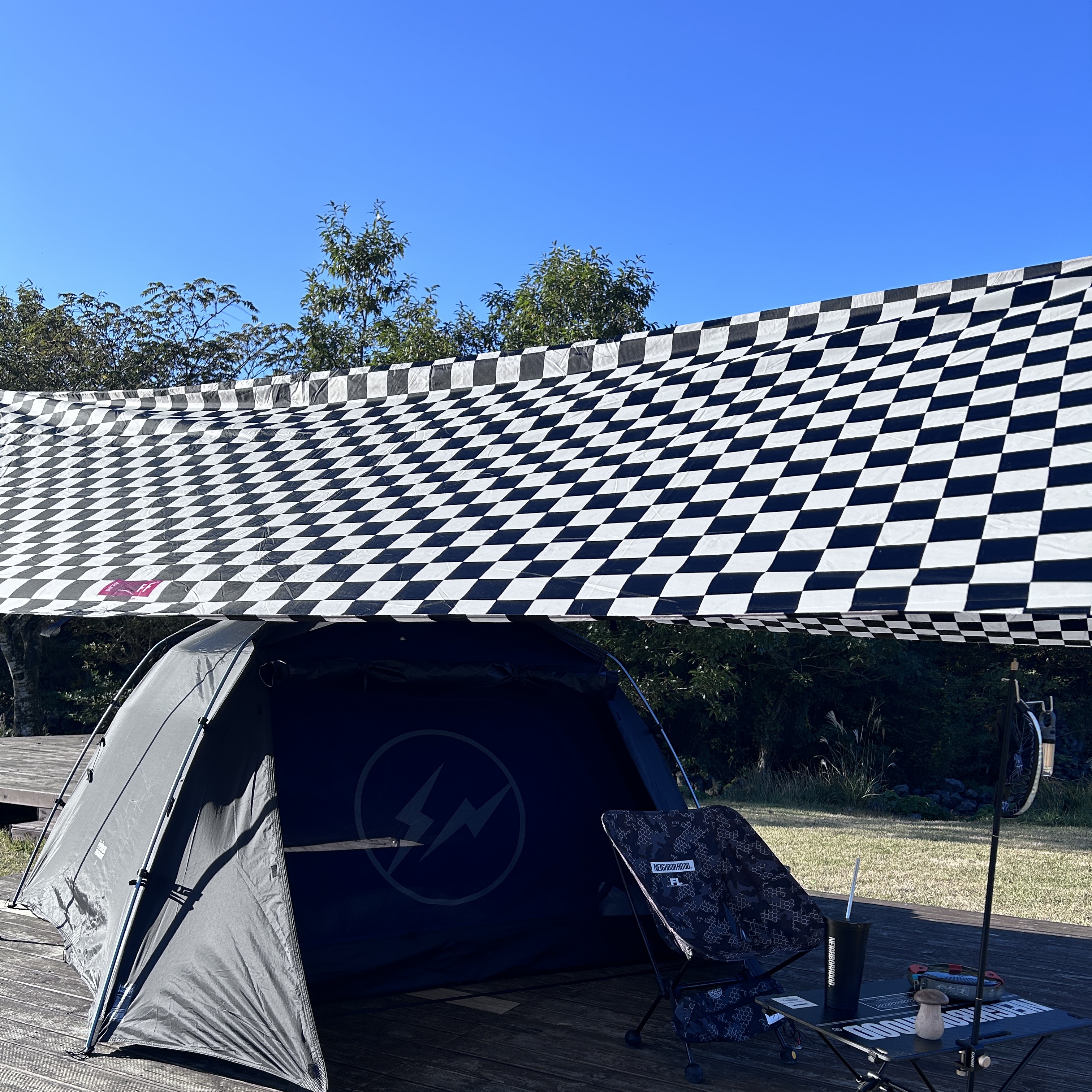 Helinox x Fragment Design 3P Dome Tent Black Navy 착용 스타일 - 1
