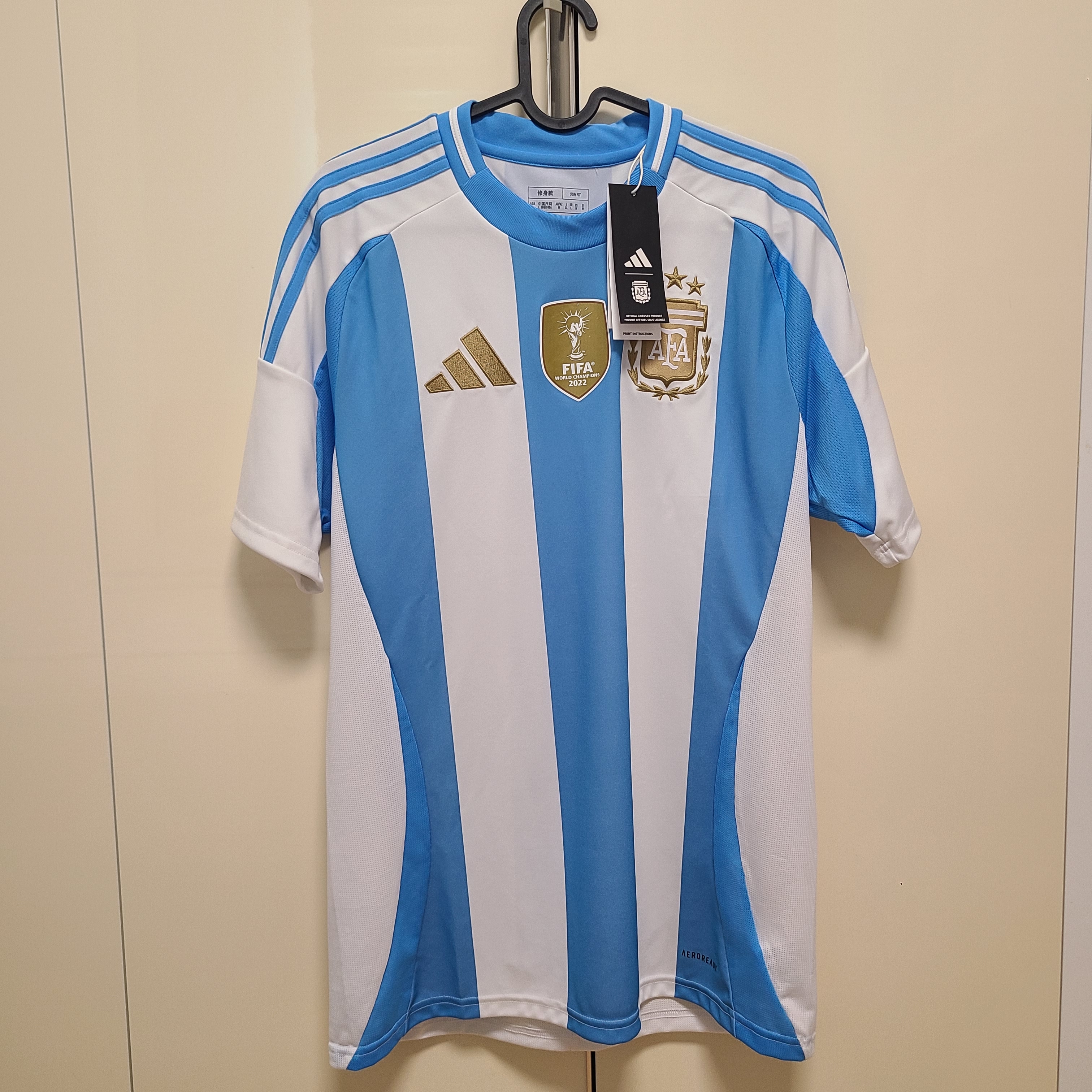 Adidas Argentina 2024 Home Jersey White Blue Burst - KR Sizing (Non Marking Ver.), Adidas Argentina Home Jersey 2022 Winners 3-Star White Light Blue - US Sizing (Non Marking Ver.) 착용 스타일 - 1