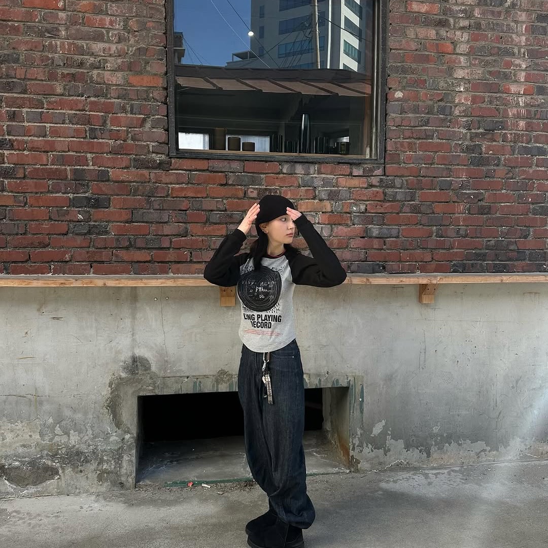 Thevinylhouse Lp Raglan Ls Tee Black, (W) UGG Classic Mini II Boots Black 착용 스타일 - 3