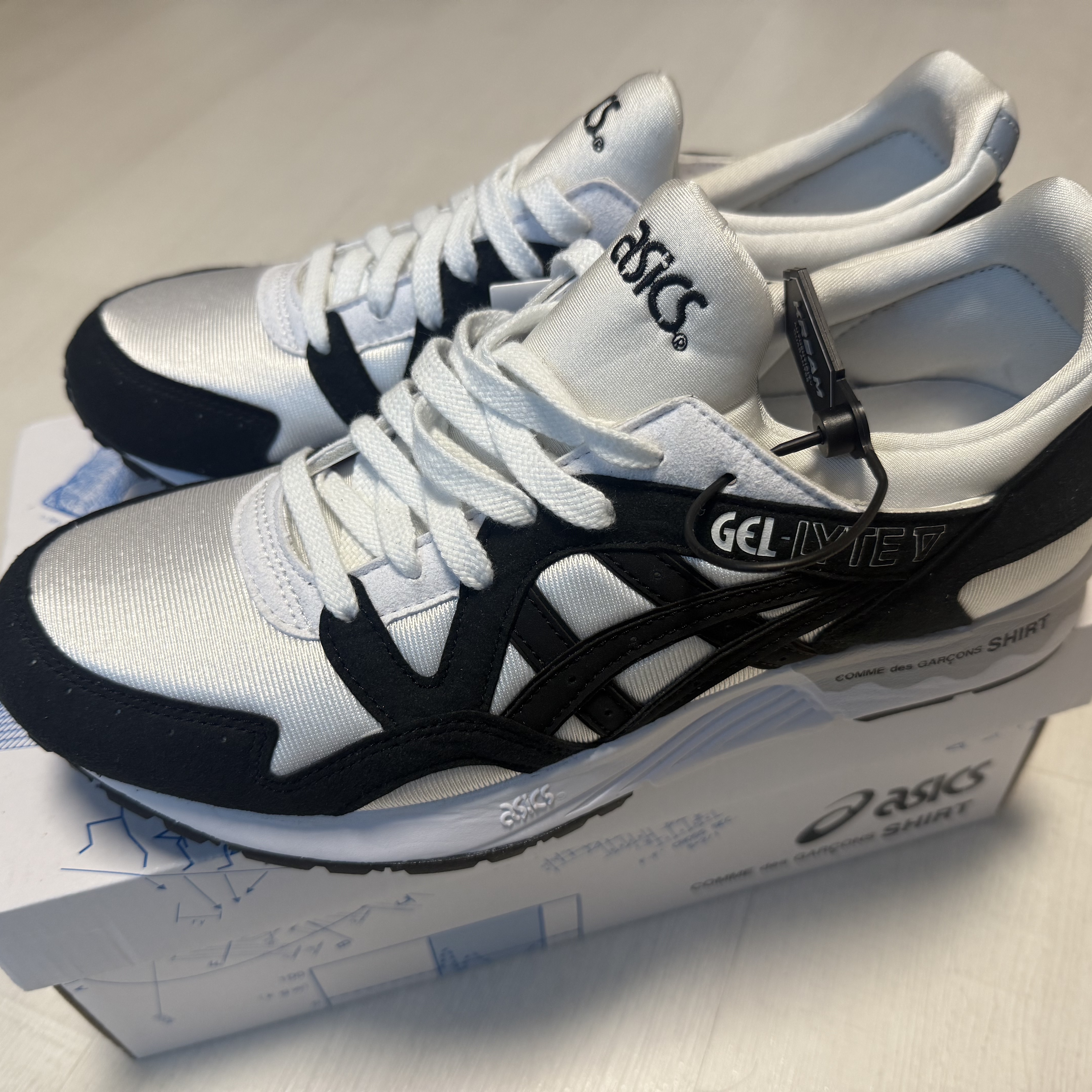 Asics x Comme des Garcons Shirt Gel-Lyte V White Black 착용 스타일