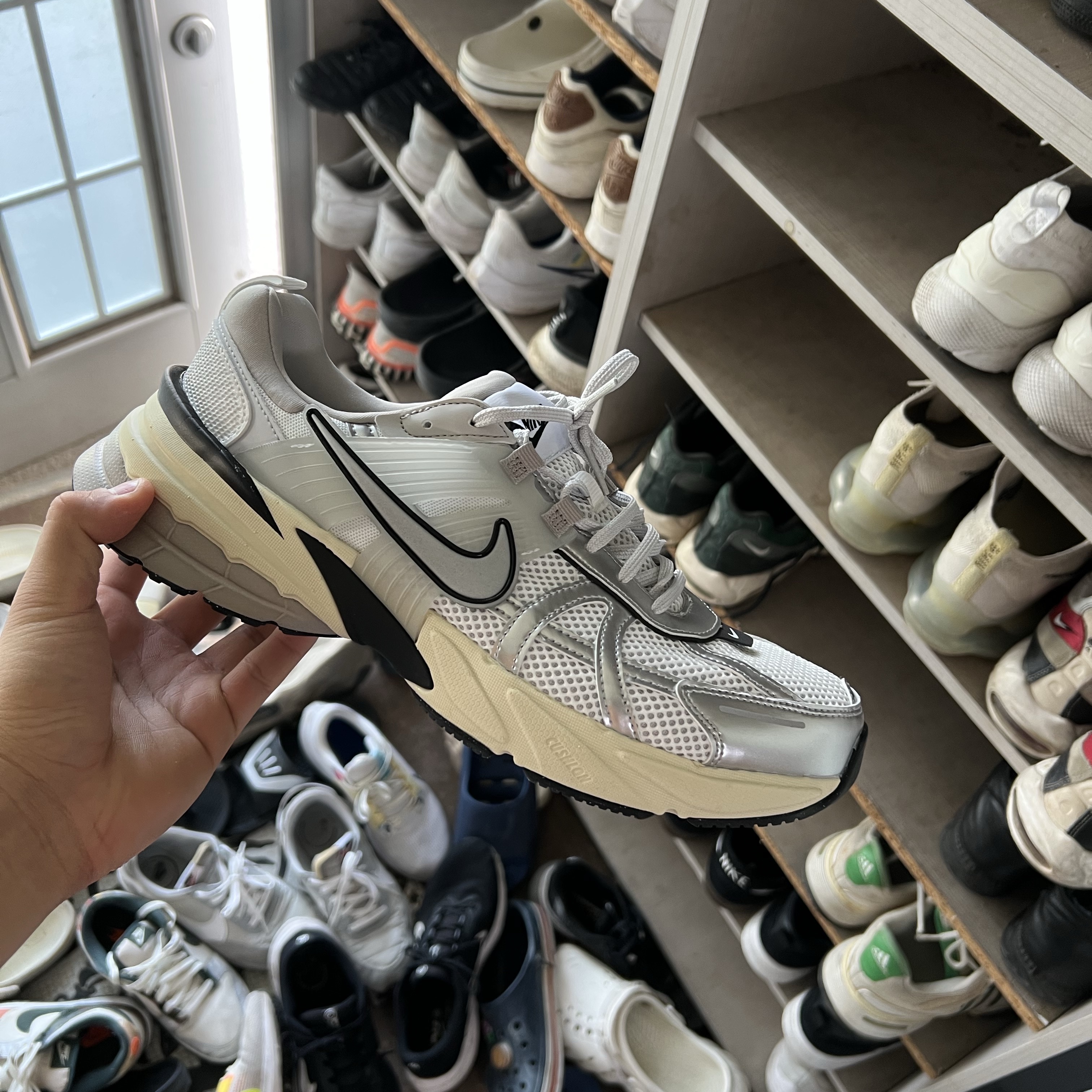 Nike V2K Run Summit White Metallic Silver 착용 스타일
