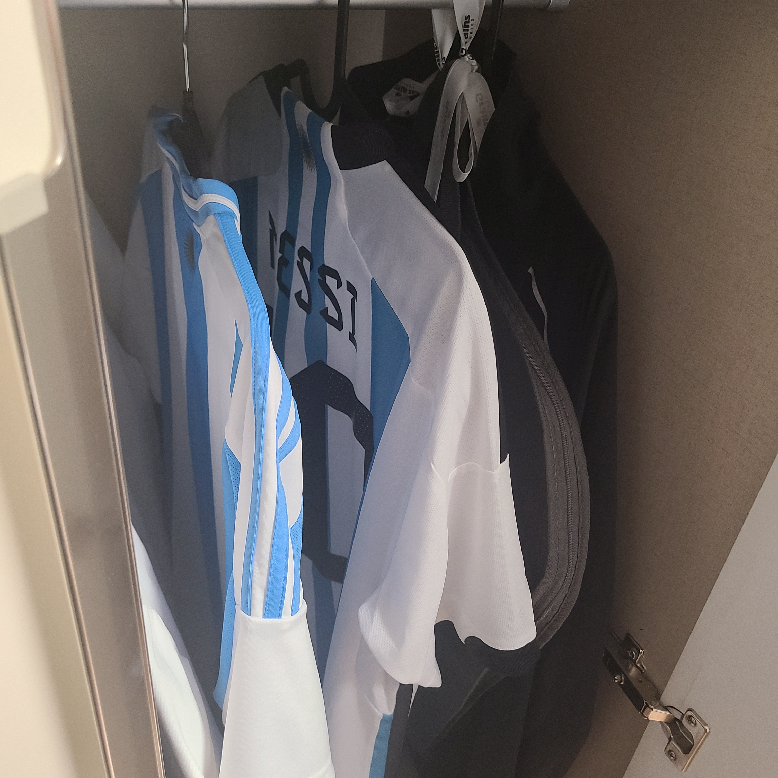 Adidas Argentina Home Jersey 2022 Winners 3-Star White Light Blue - US Sizing (Non Marking Ver.), Adidas Argentina 2024 Home Jersey White Blue Burst - KR Sizing (Non Marking Ver.) 착용 스타일 - 7