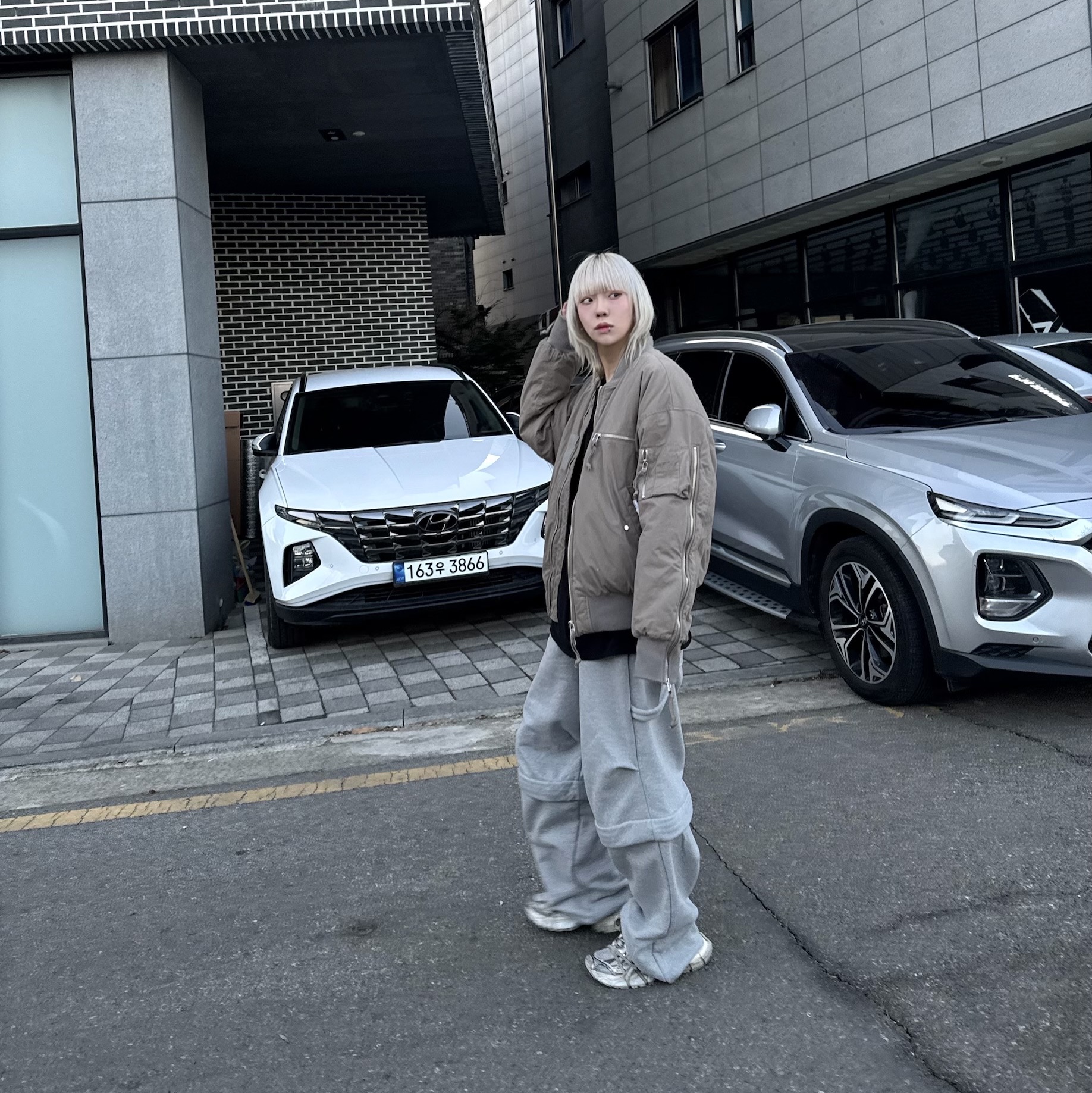 엠제이디 디테처블 카펜터 스웨트 팬츠 멜란지 그레이, 발렌시아가 3XL 스니커즈 베이지 착용 스타일 - 1
