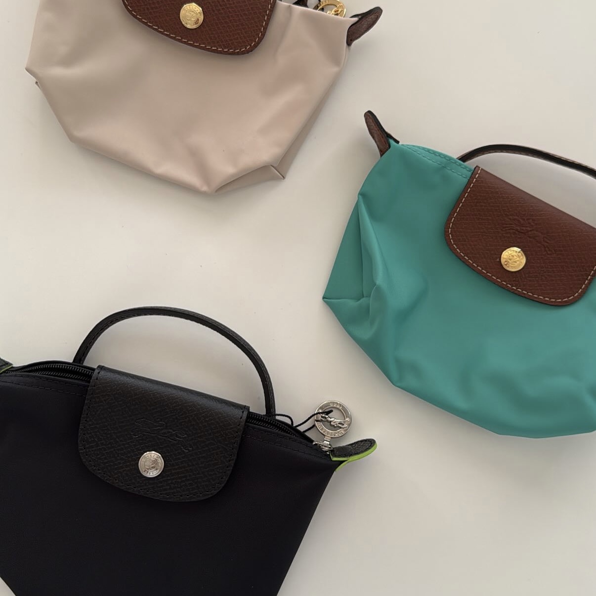 Longchamp Le Pliage Green Handle Pouch Black 착용 스타일