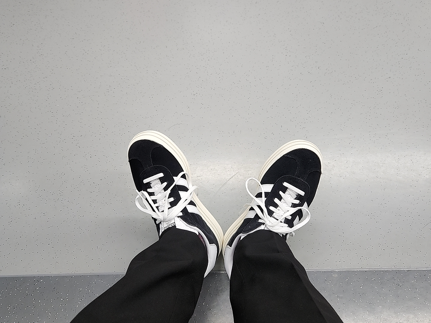 (W) Adidas Gazelle Bold Core Black Cloud White 착용 스타일