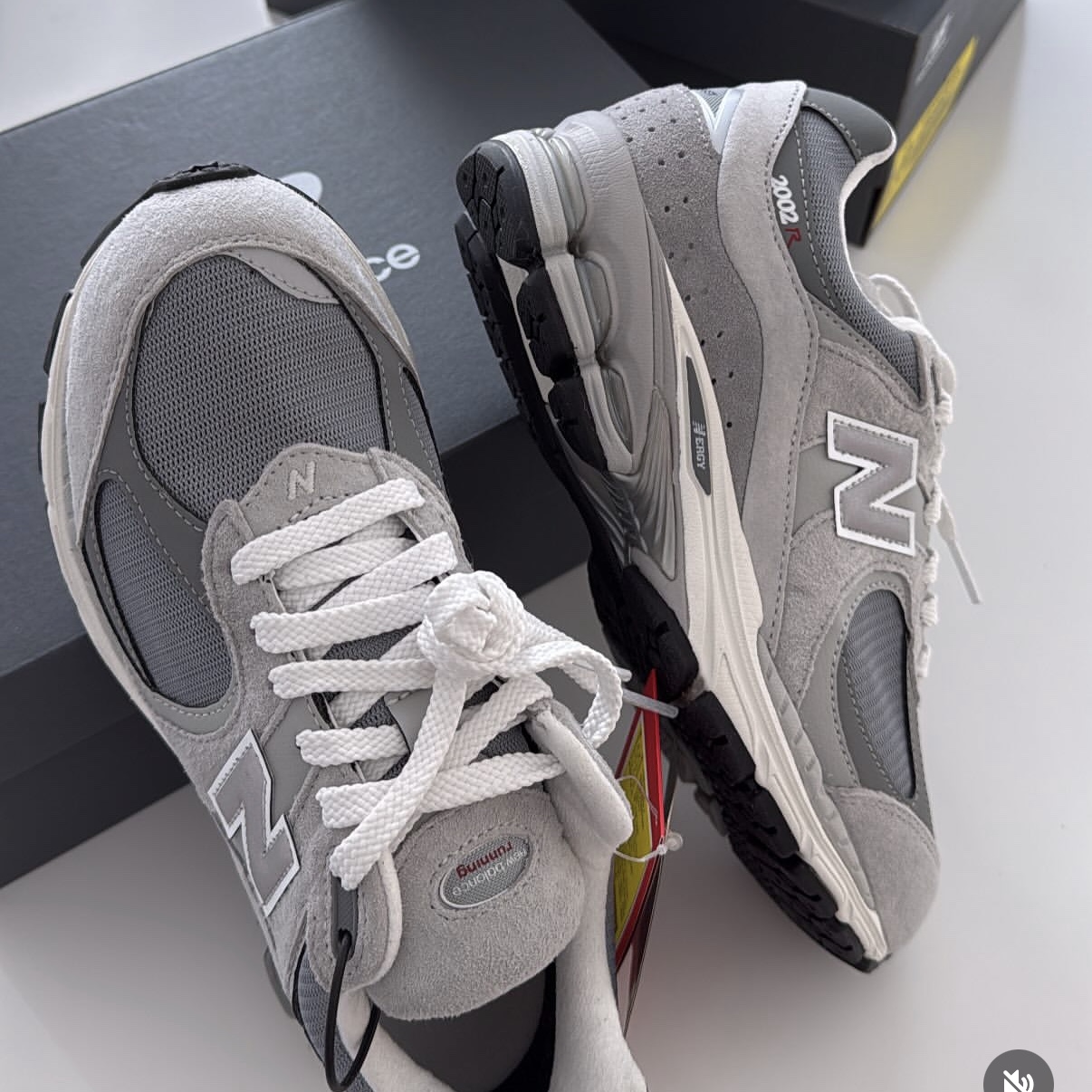New Balance 2002R Gore-Tex Concrete Harbor Grey 착용 스타일