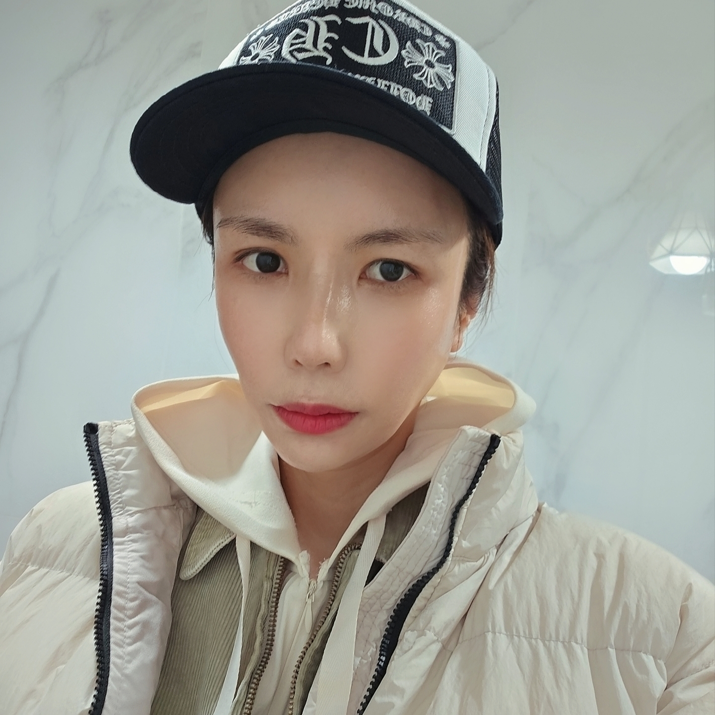 크롬하츠 CH 할리우드 트러커햇 블랙 화이트, 나이키 x 보디 스크리미지 팬츠 에크루 - 아시아 착용 스타일 - 3