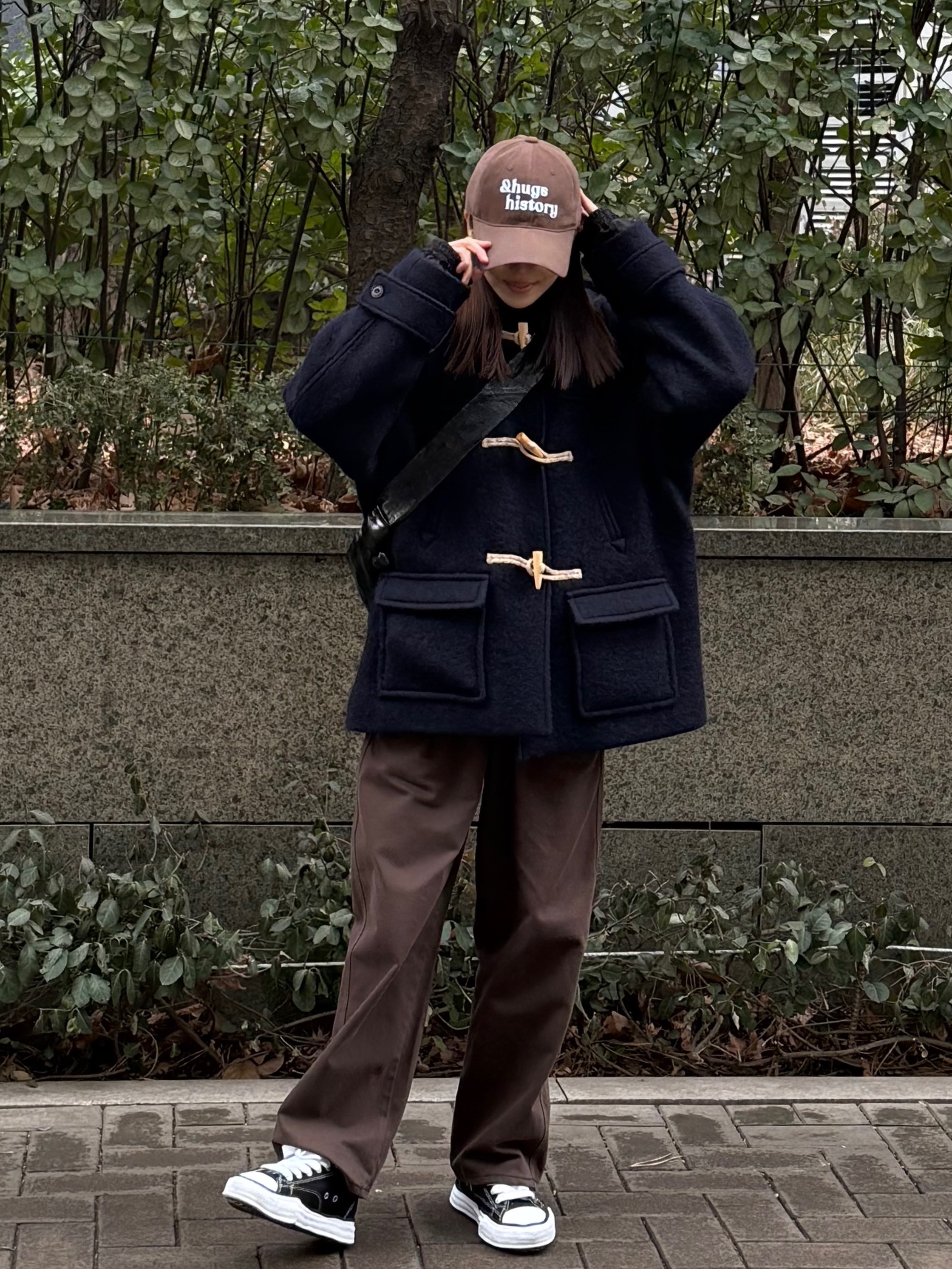 Fritur Brook Duffle Coat Navy_F244CT01, Lemaire Small Croissant Bag Coated Linen Canvas Black 착용 스타일 - 1
