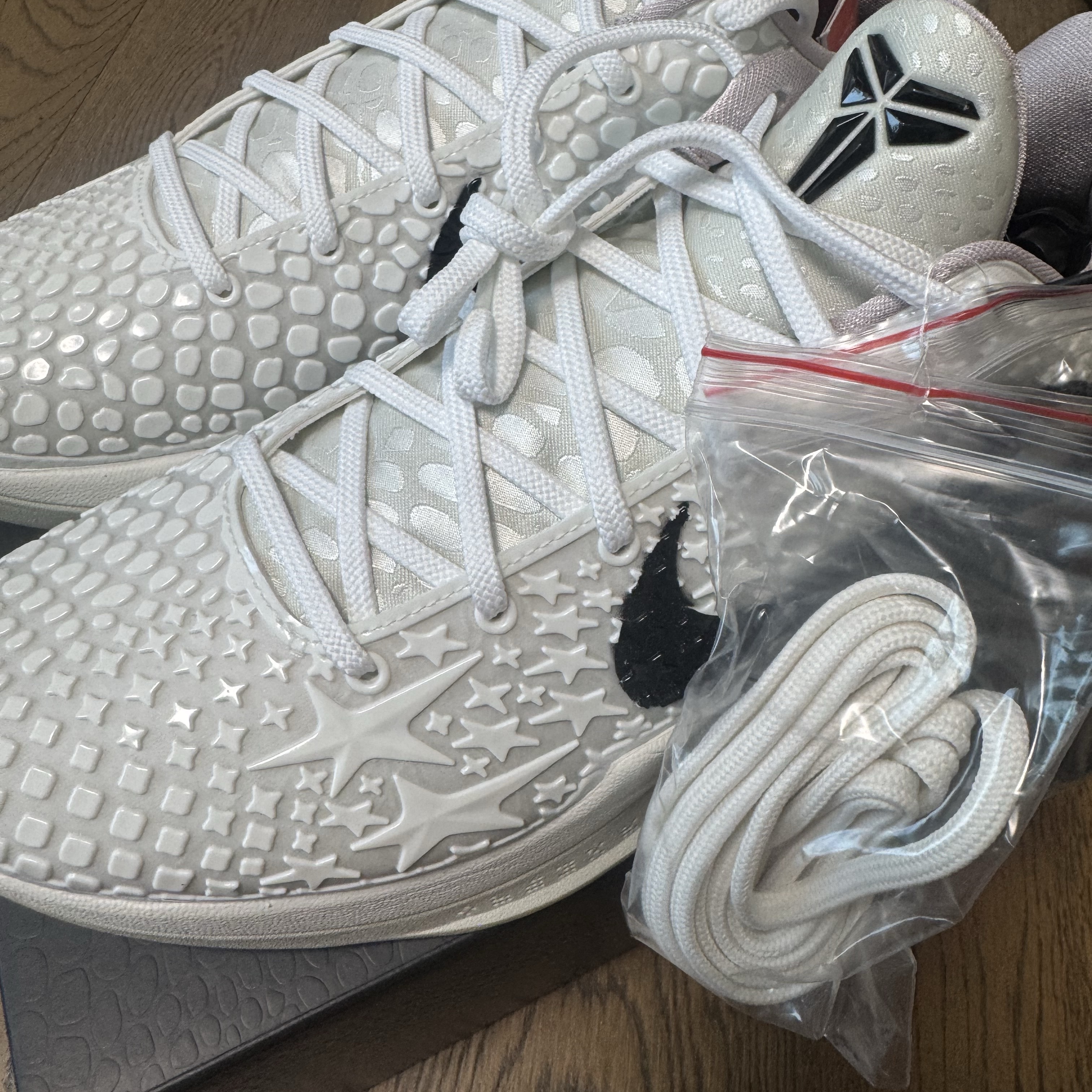 Nike Kobe 6 Protro Sail, Nike x Supreme Air Force 1 Low White 착용 스타일 - 3