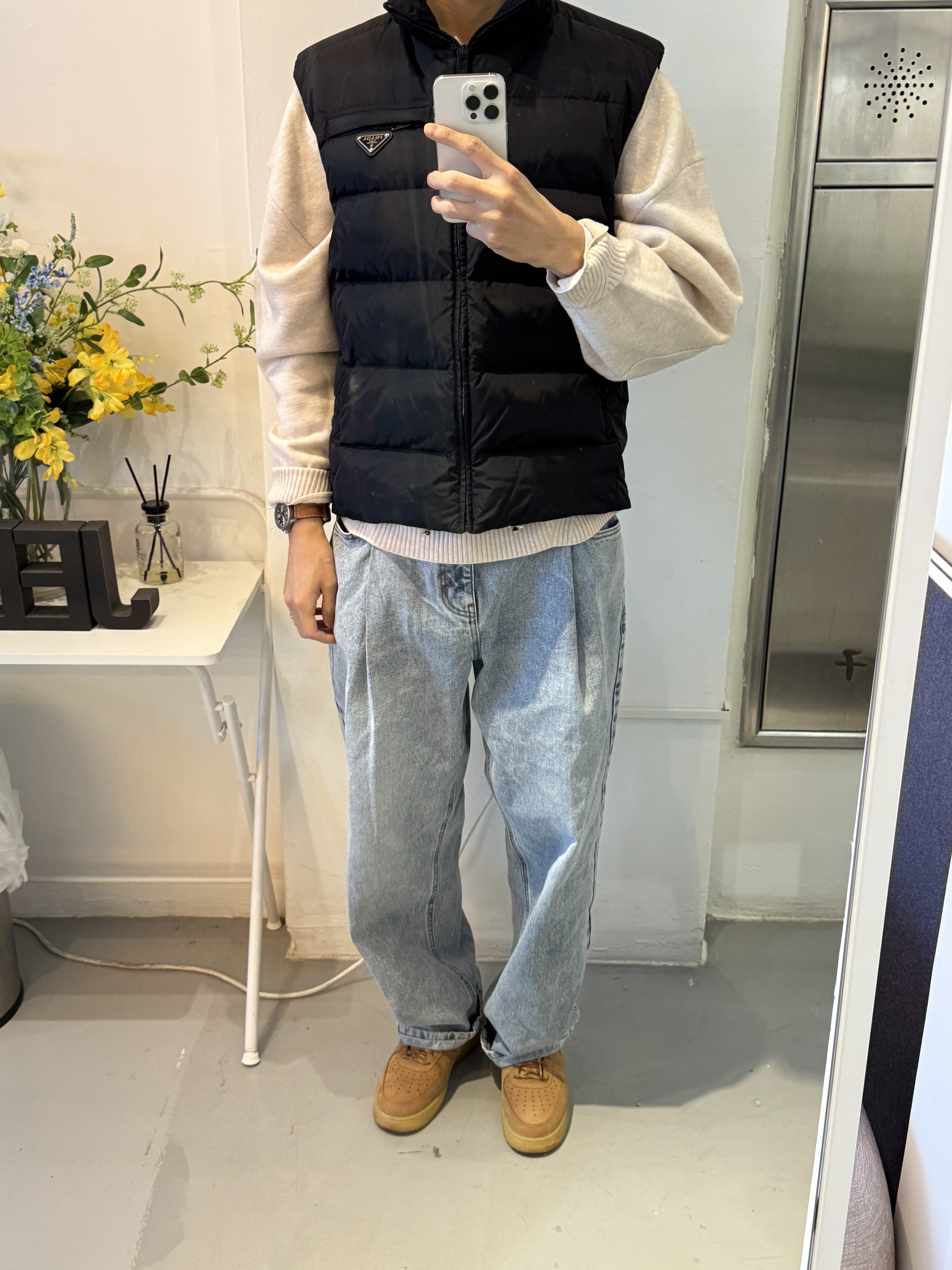 Prada Re-Nylon Down Vest Black, Nike Air Force 1 '07 WB Flax 착용 스타일