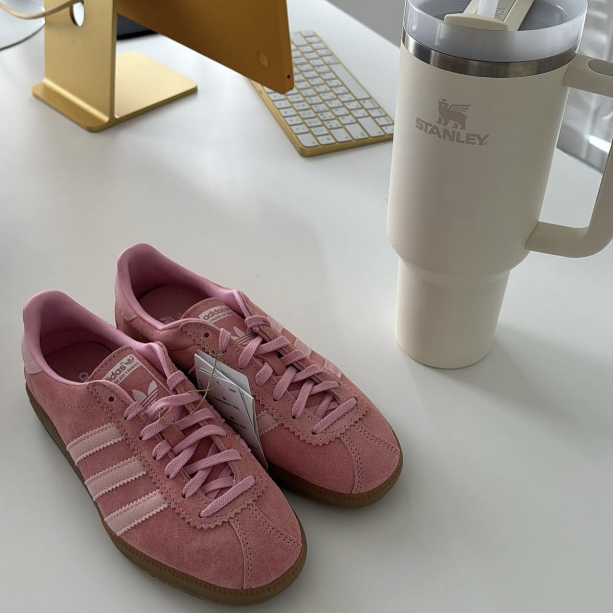 Adidas Bermuda Glow Pink 착용 스타일 - 1