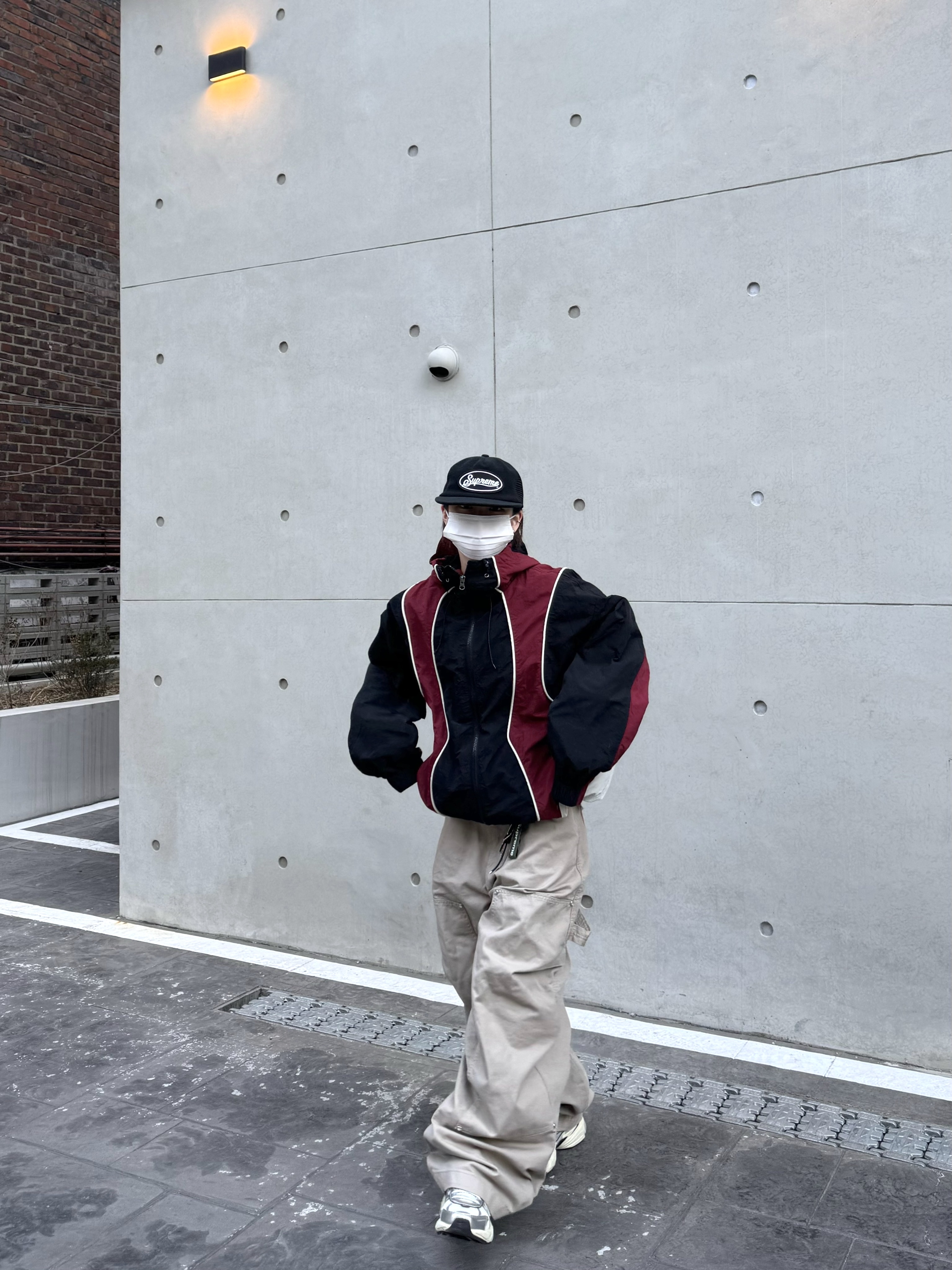 Nike V2K Run Summit White Metallic Silver, Supreme Webbing Keychain Green Camo - 23SS 착용 스타일 - 2