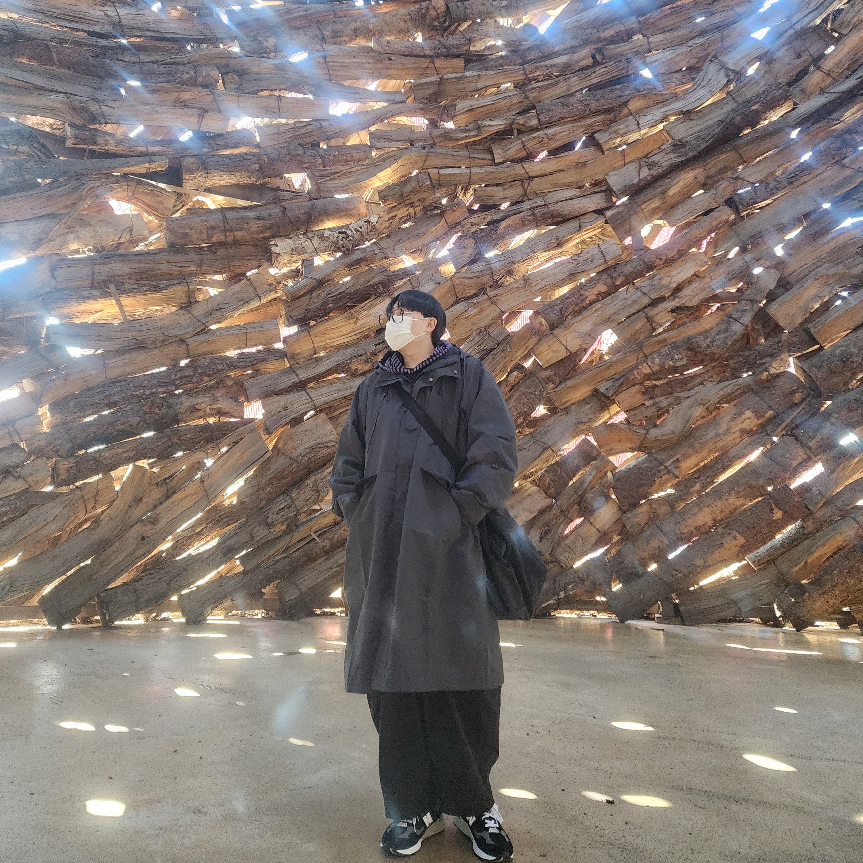노매뉴얼 NM 멀티퍼포즈 툴, 스웨이드 스트라이프 후디 블랙 착용 스타일 - 1