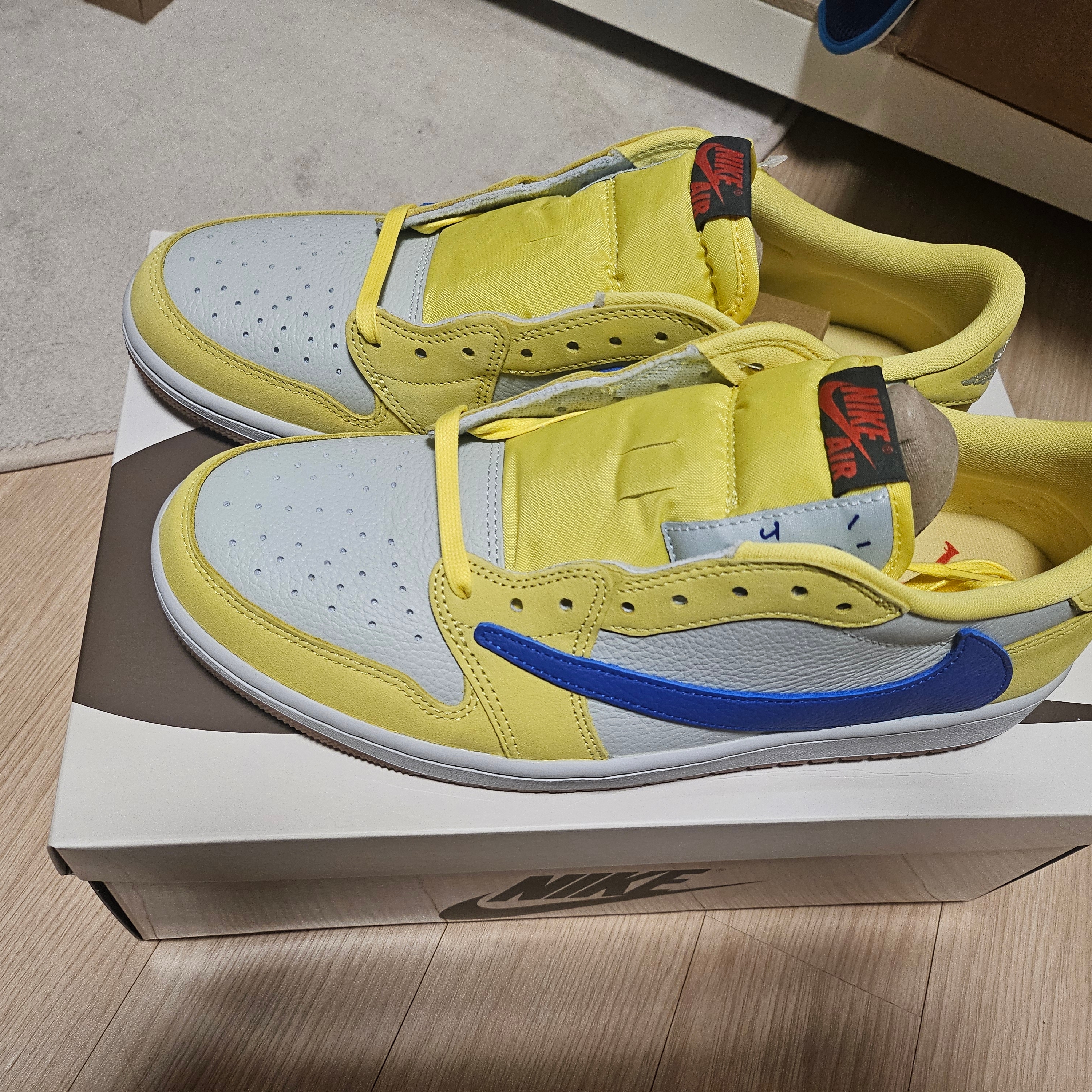 (W) Jordan 1 x Travis Scott Retro Low OG SP Canary 착용 스타일