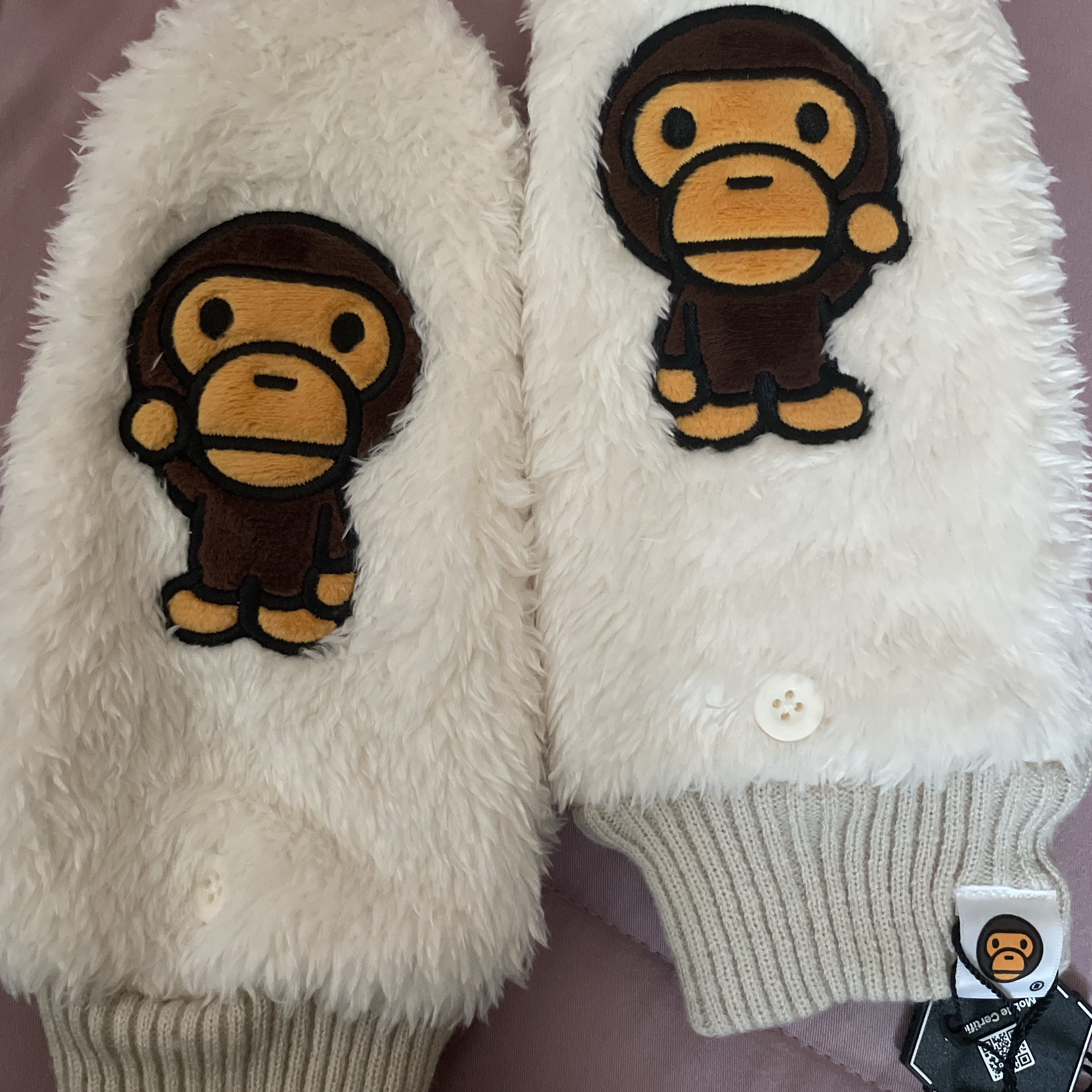 BAPE Baby Milo Gloves Ivory 착용 스타일