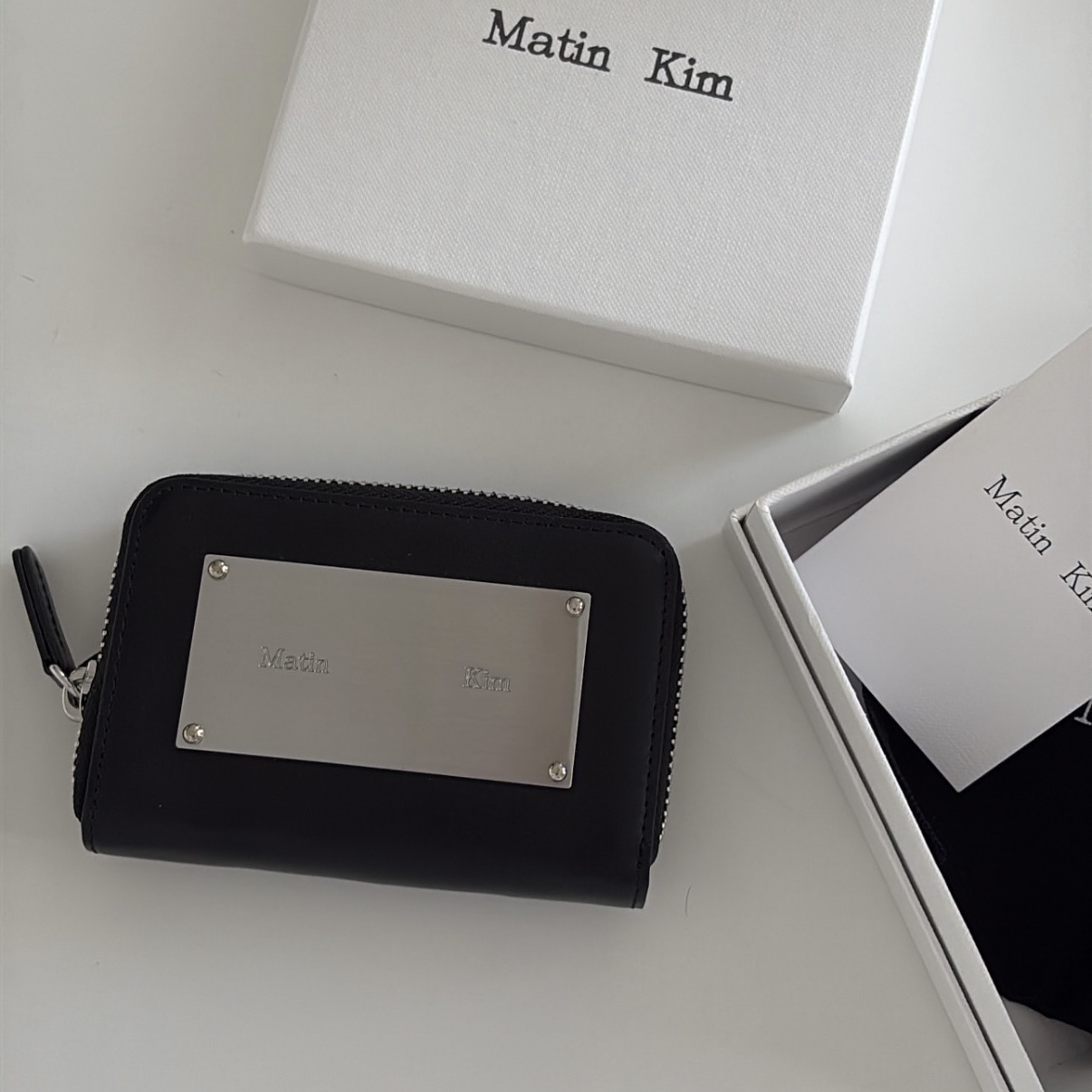 Matin Kim Vintage Compact Wallet Black 착용 스타일