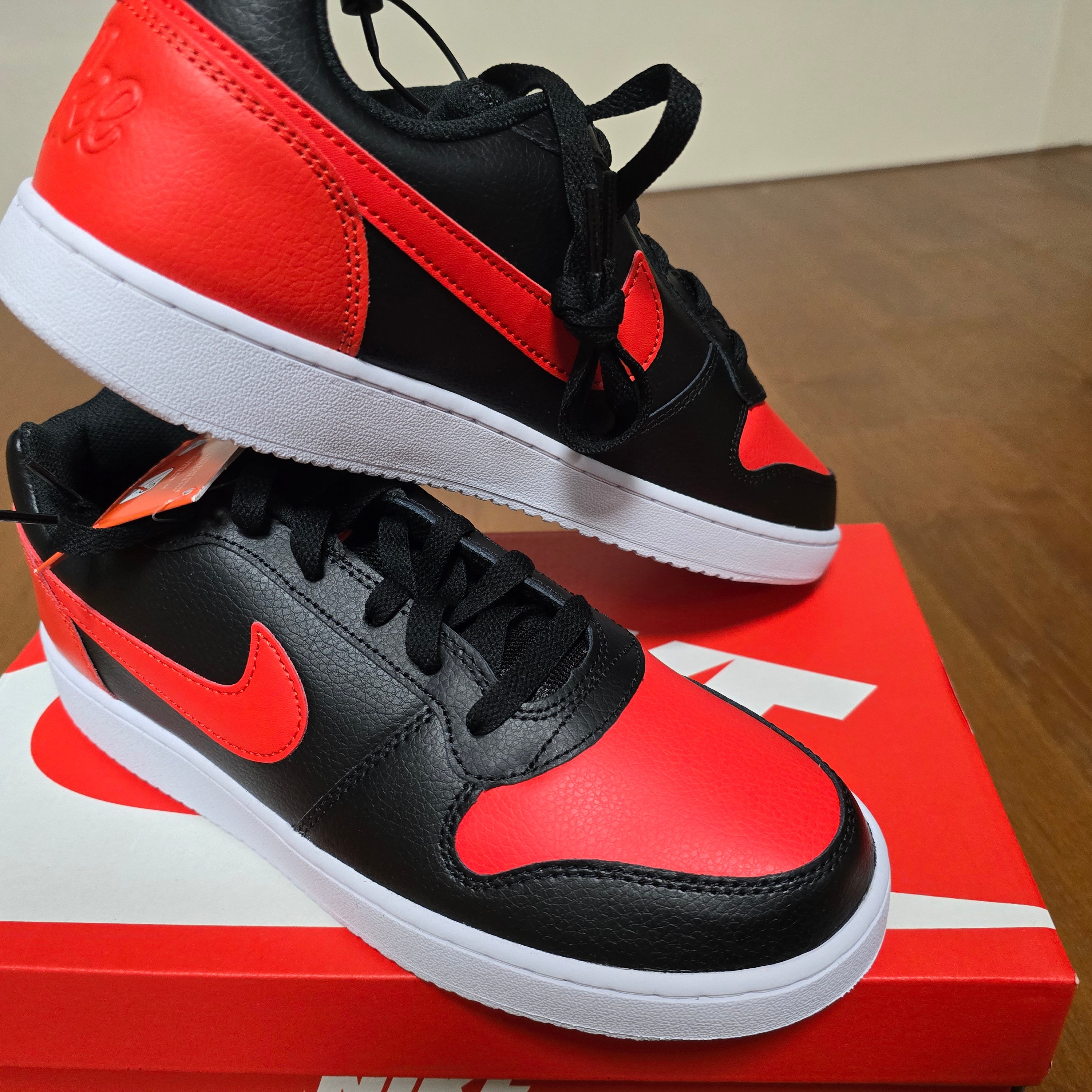 Nike Ebernon Low Black Habanero Red 착용 스타일 - 1
