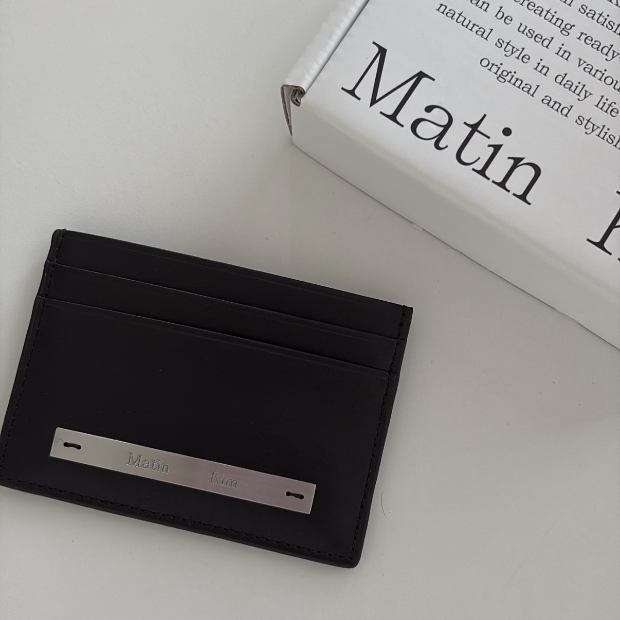 Matin Kim Vintage Card Wallet Black 착용 스타일
