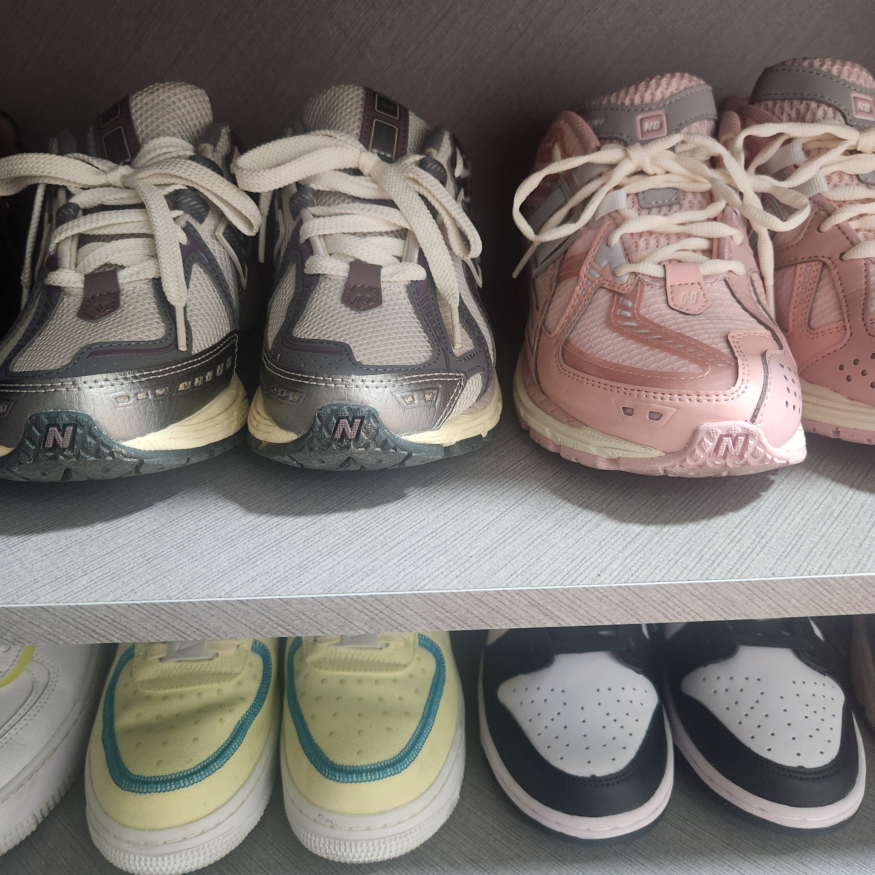 New Balance 1906R Licorice, New Balance 1906R Lunar New Year Pink 착용 스타일 - 2