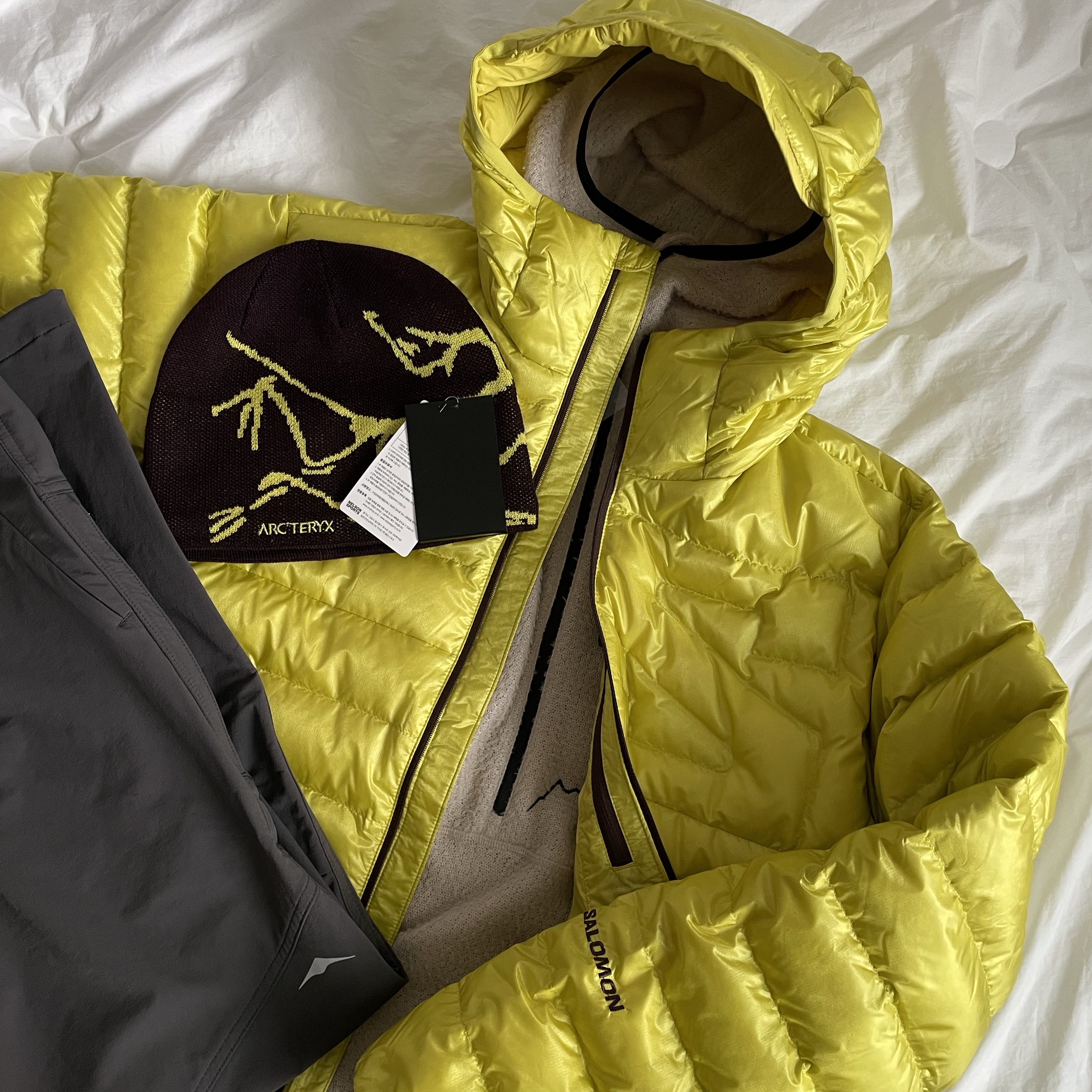 Arc'teryx Bird Head Toque Phantasm Euphoria, Salomon X Fuse Packable Lightweight Hooded Down Jacket Black 착용 스타일