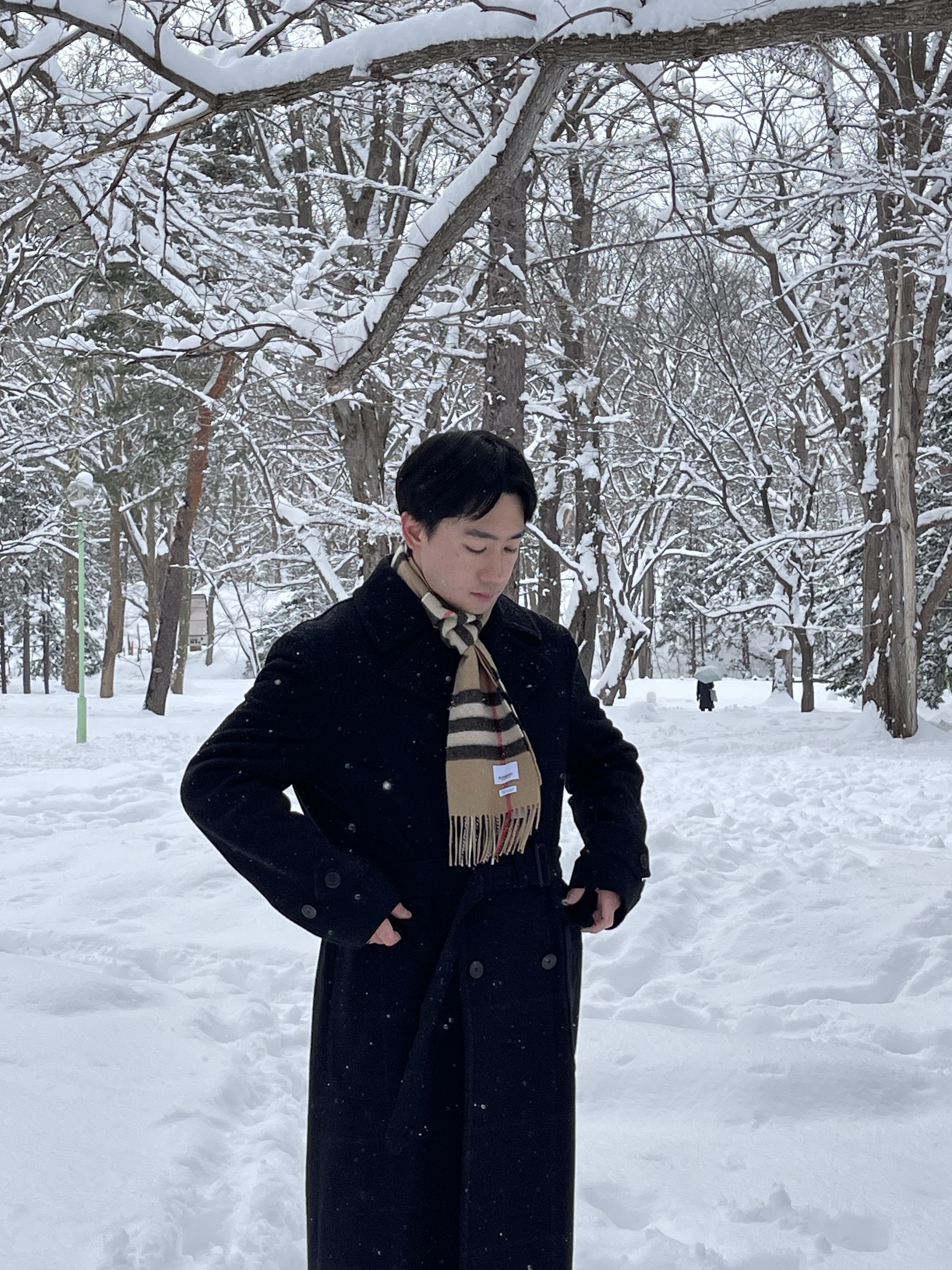 Burberry Classic Check Cashmere Muffler Archive Beige 착용 스타일
