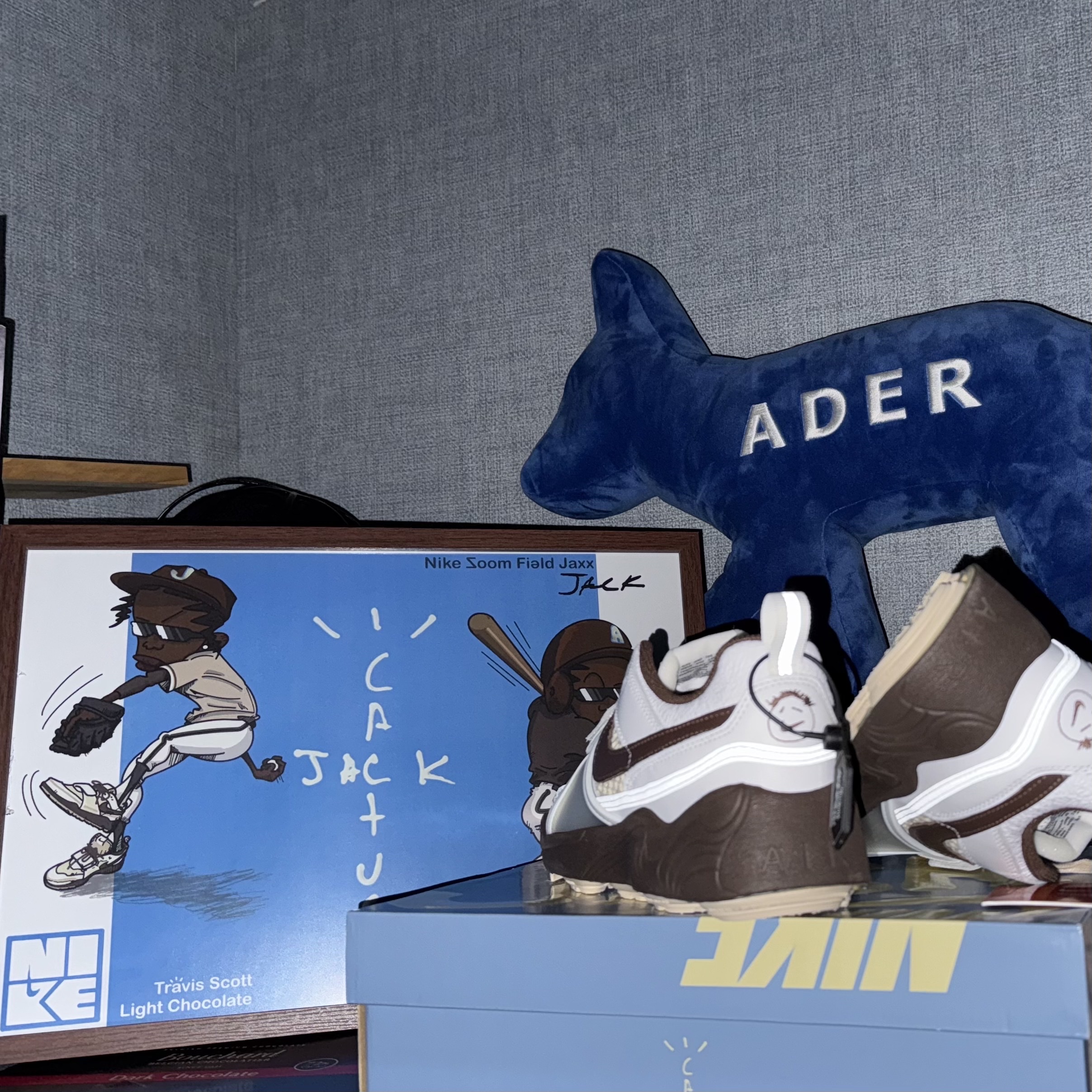 Nike x Travis Scott Zoom Field Jaxx White and Light Chocolate, Maison Kitsune x Ader Error A Kitsune Cusion Doll Blue 착용 스타일 - 1