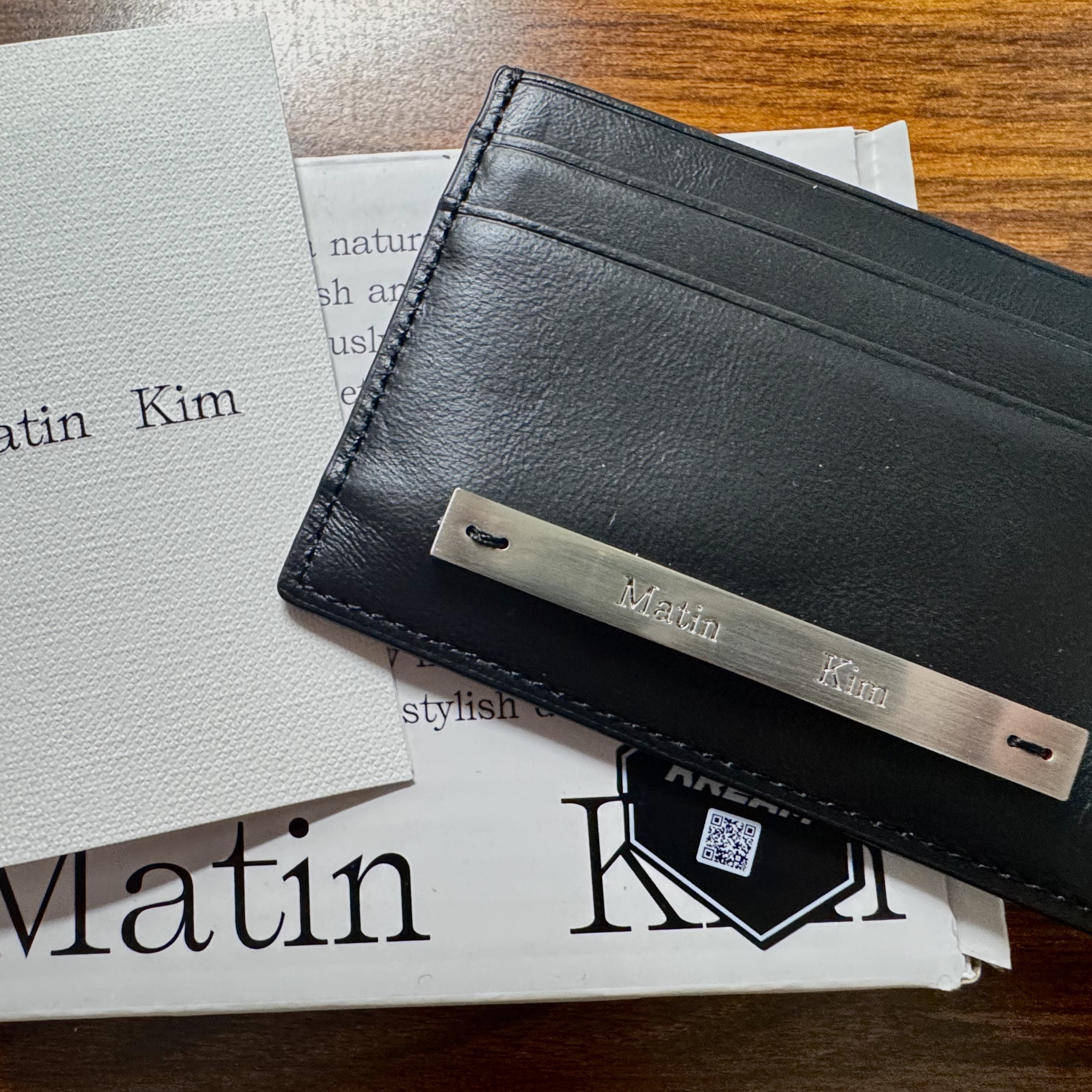 Matin Kim Vintage Card Wallet Black 착용 스타일