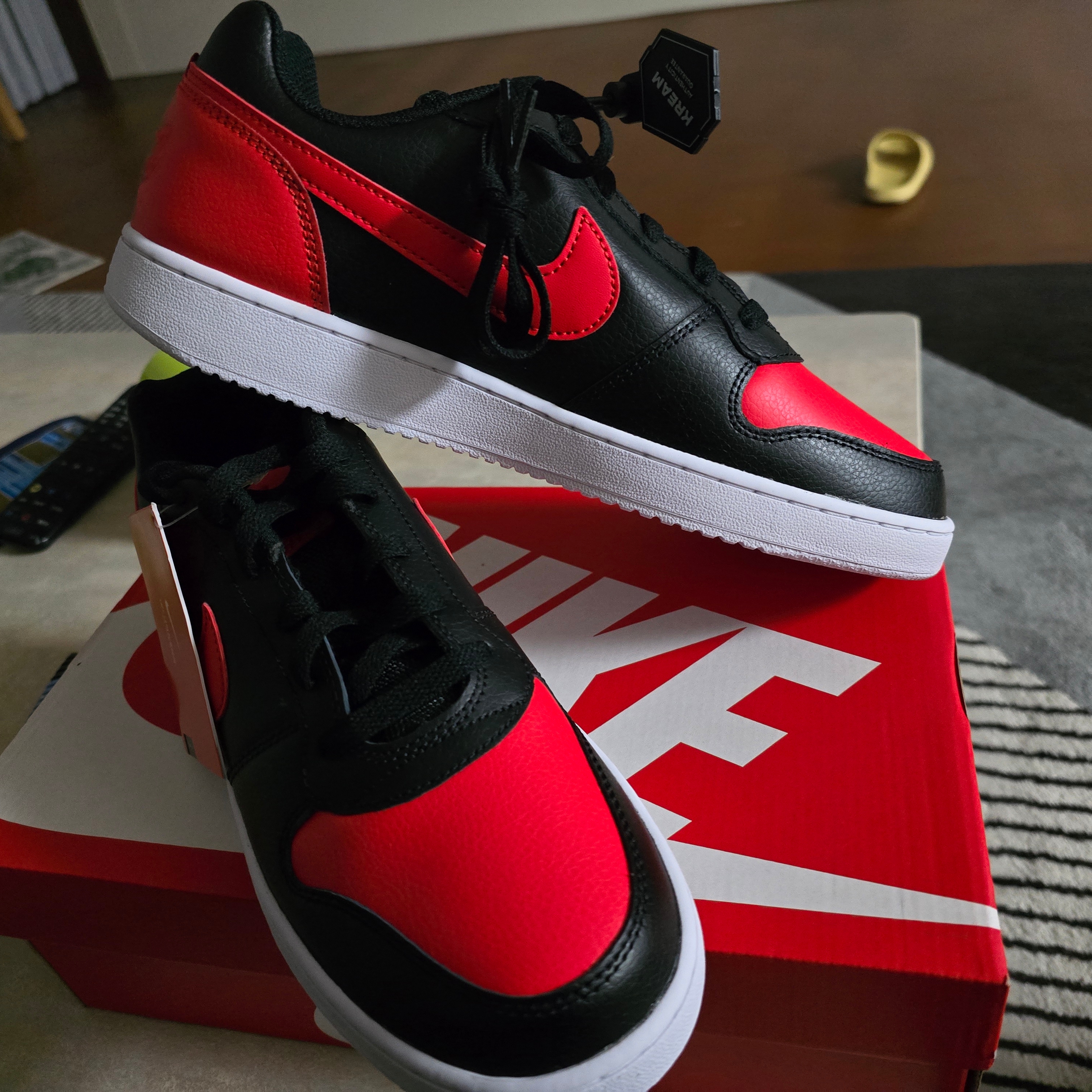 Nike Ebernon Low Black Habanero Red 착용 스타일 - 2