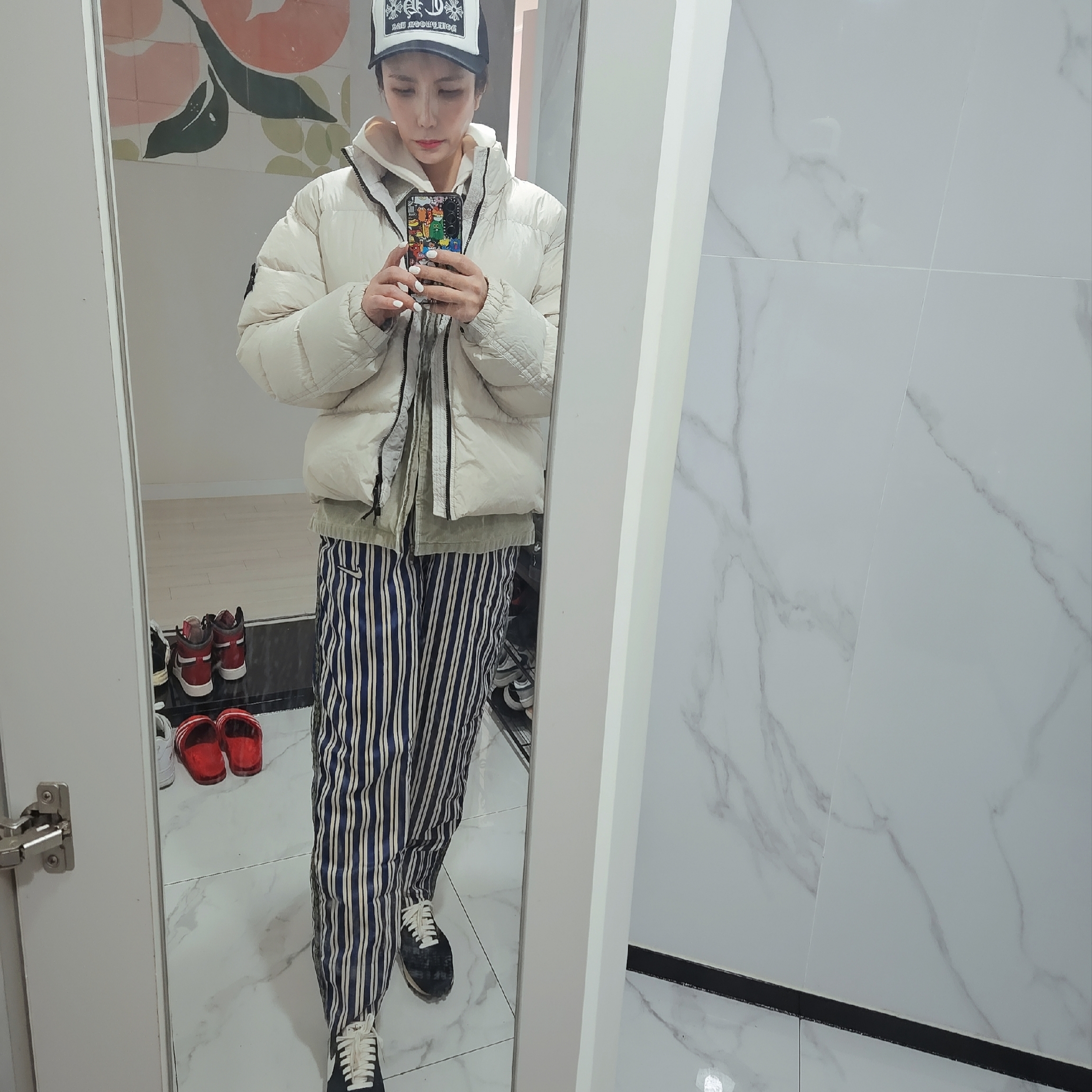 크롬하츠 CH 할리우드 트러커햇 블랙 화이트, 나이키 x 보디 스크리미지 팬츠 에크루 - 아시아 착용 스타일 - 2