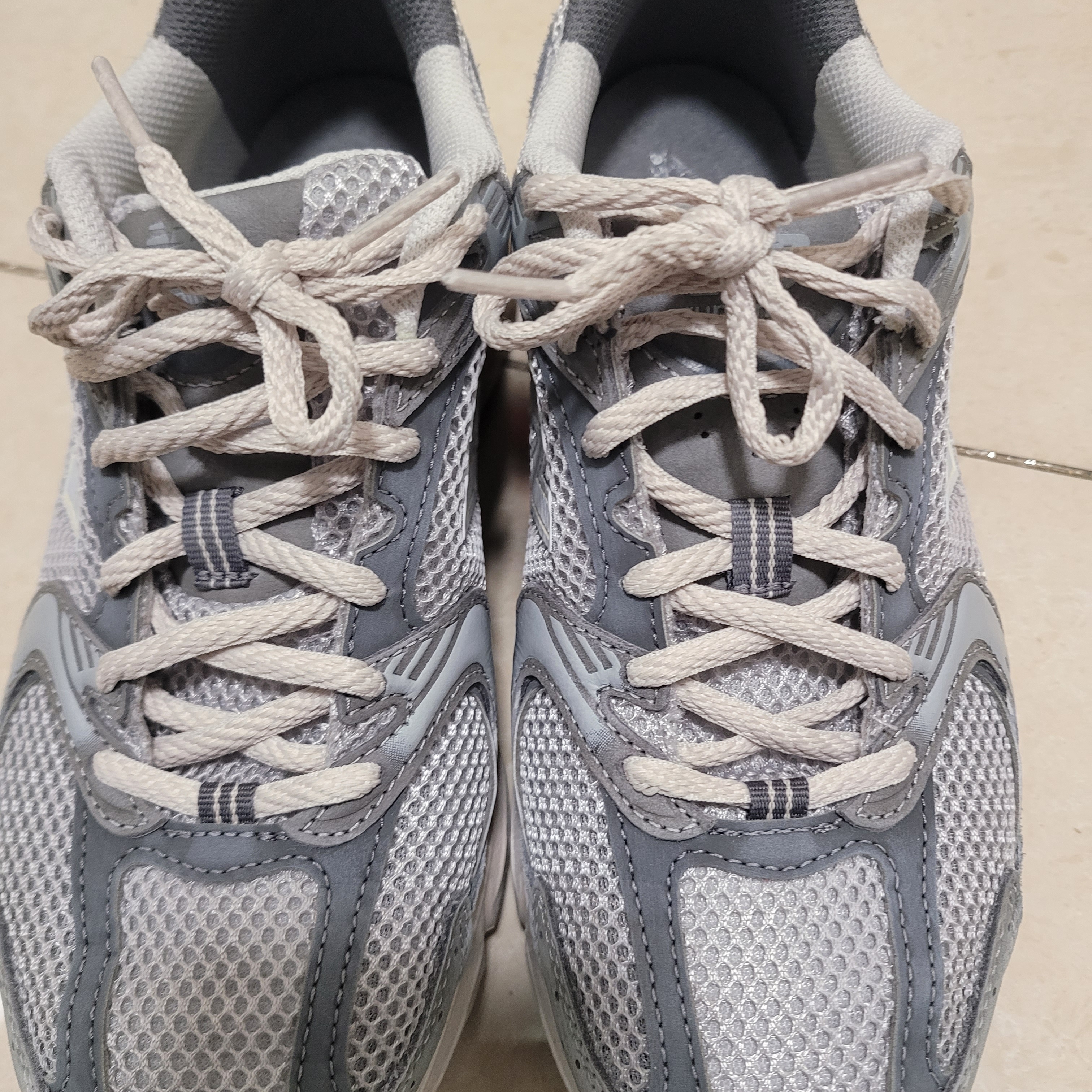New Balance 530 Premium Vintage Grey Matter 착용 스타일