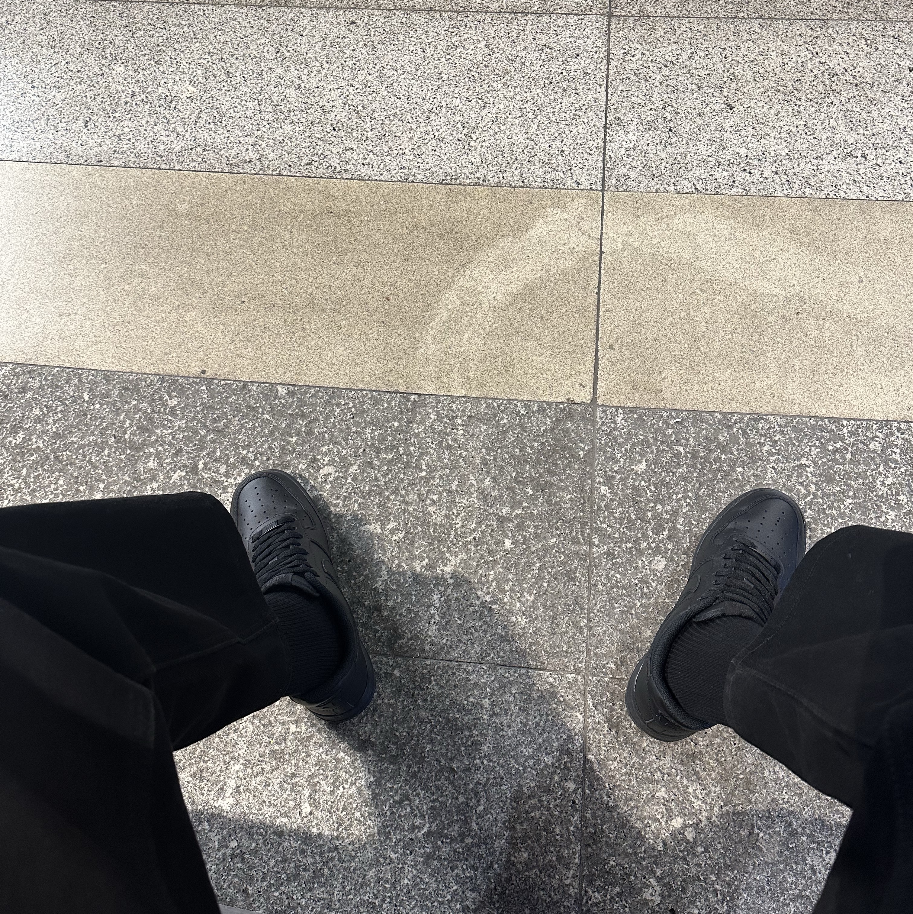 Nike Air Force 1 '07 Low Triple Black 착용 스타일