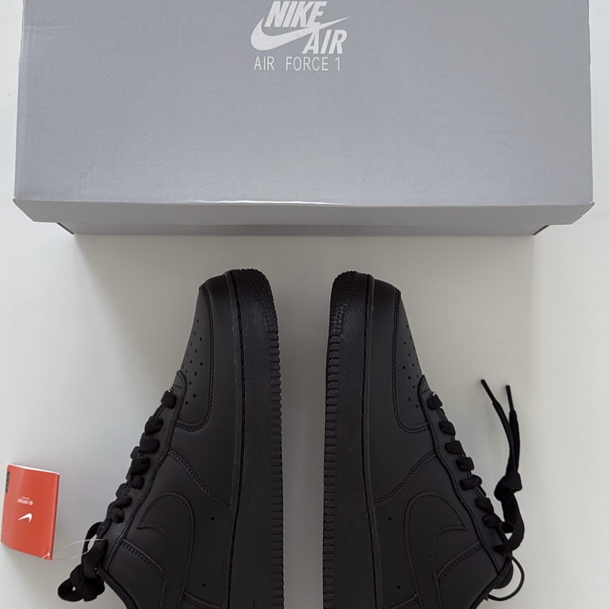 Nike Air Force 1 '07 Low Triple Black 착용 스타일 - 2