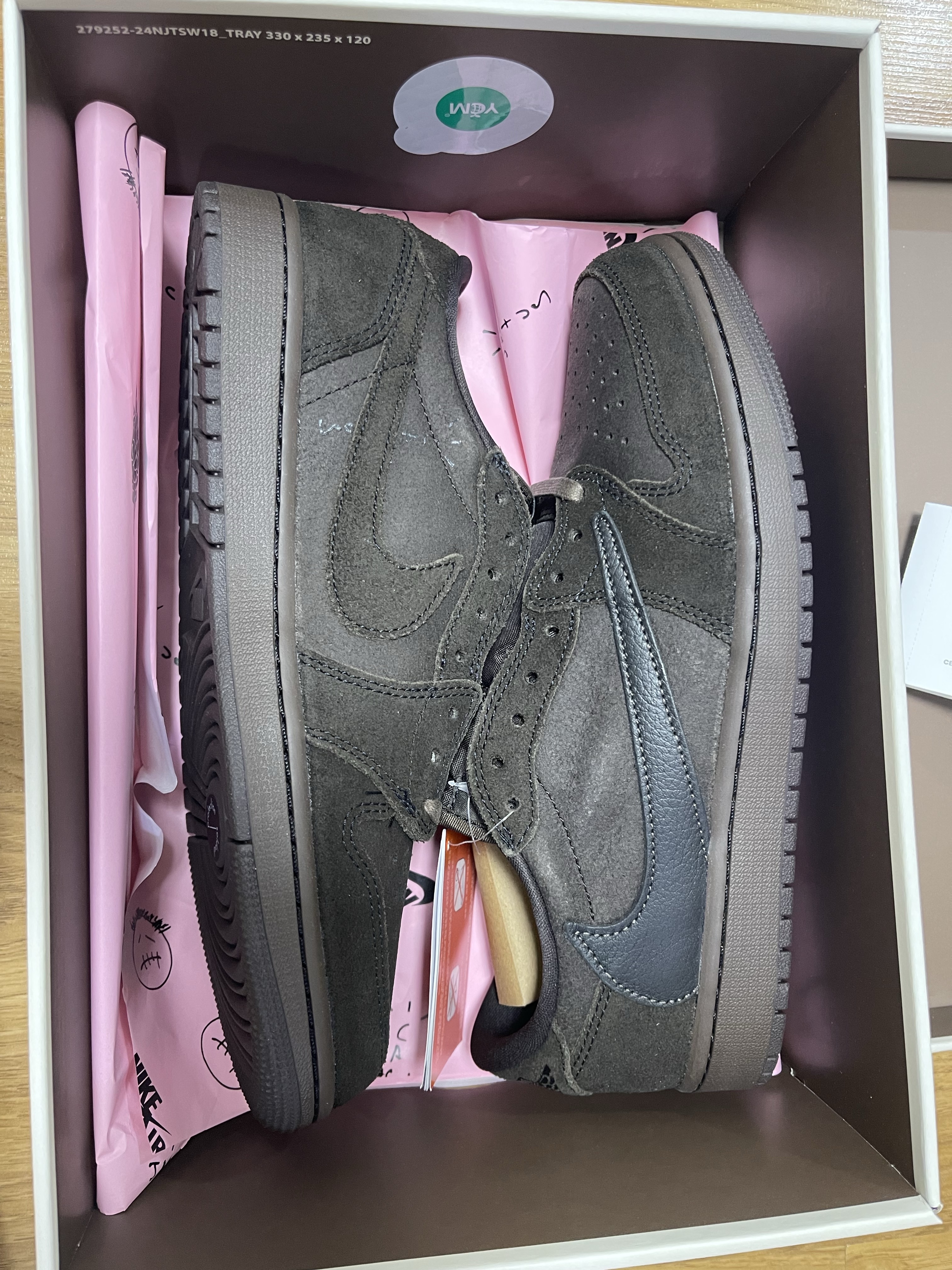 Jordan 1 x Travis Scott Retro Low OG SP Velvet Brown and Dark Mocha 착용 스타일 - 1