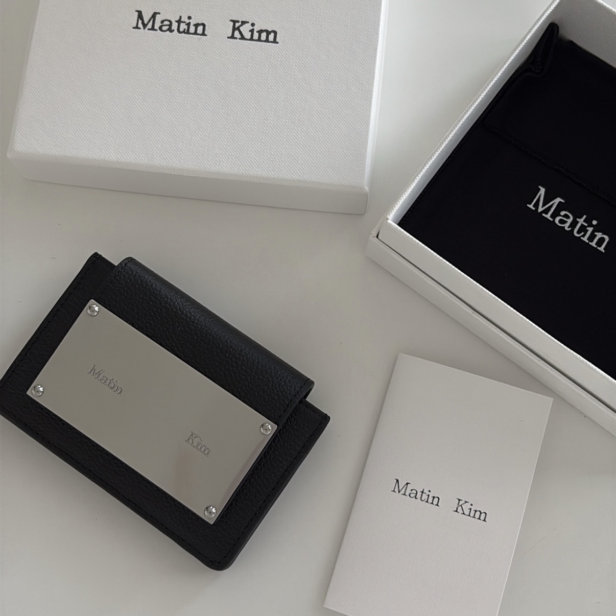 Matin Kim Accordion Wallet Black 착용 스타일