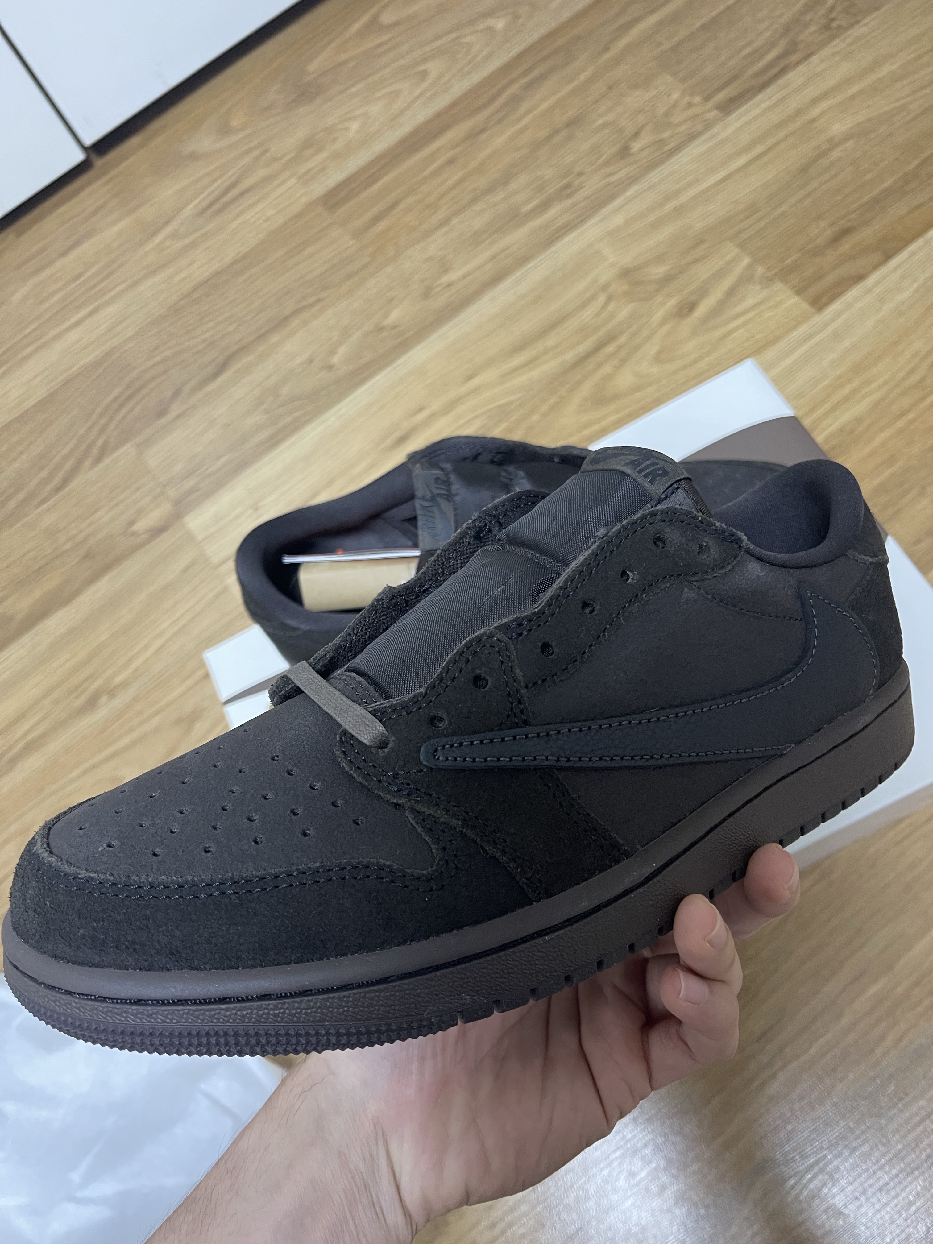 Jordan 1 x Travis Scott Retro Low OG SP Velvet Brown and Dark Mocha 착용 스타일 - 3