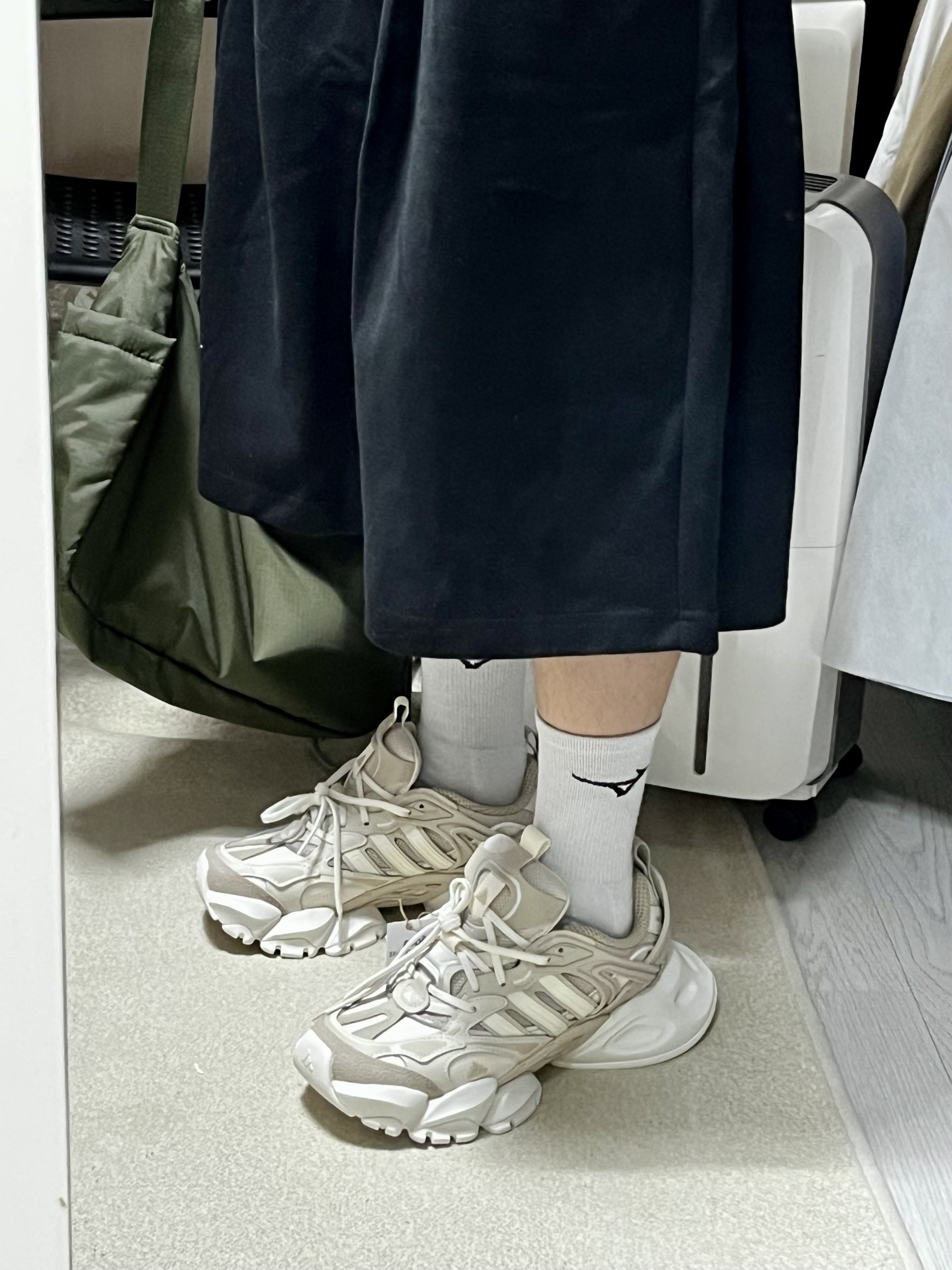 아디다스 벤토 XLG 디럭스 스니커즈 그레이, 아디다스 벤토 XLG 디럭스 스니커즈 코어 화이트 실버 메탈릭 착용 스타일 - 2