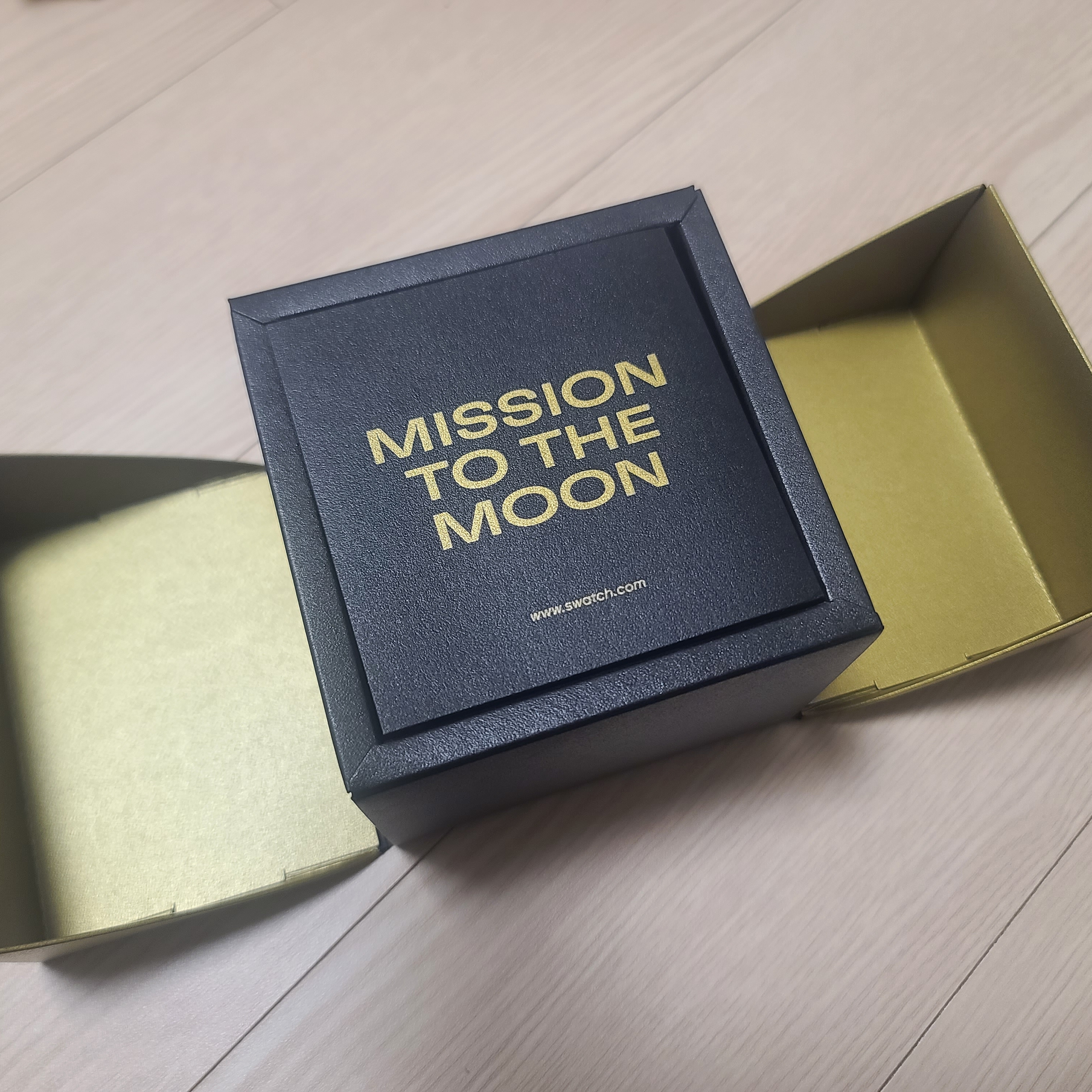 Swatch x Omega Bioceramic MoonSwatch Mission To The Moon Moonshine Gold Sturgeon Moon 착용 스타일