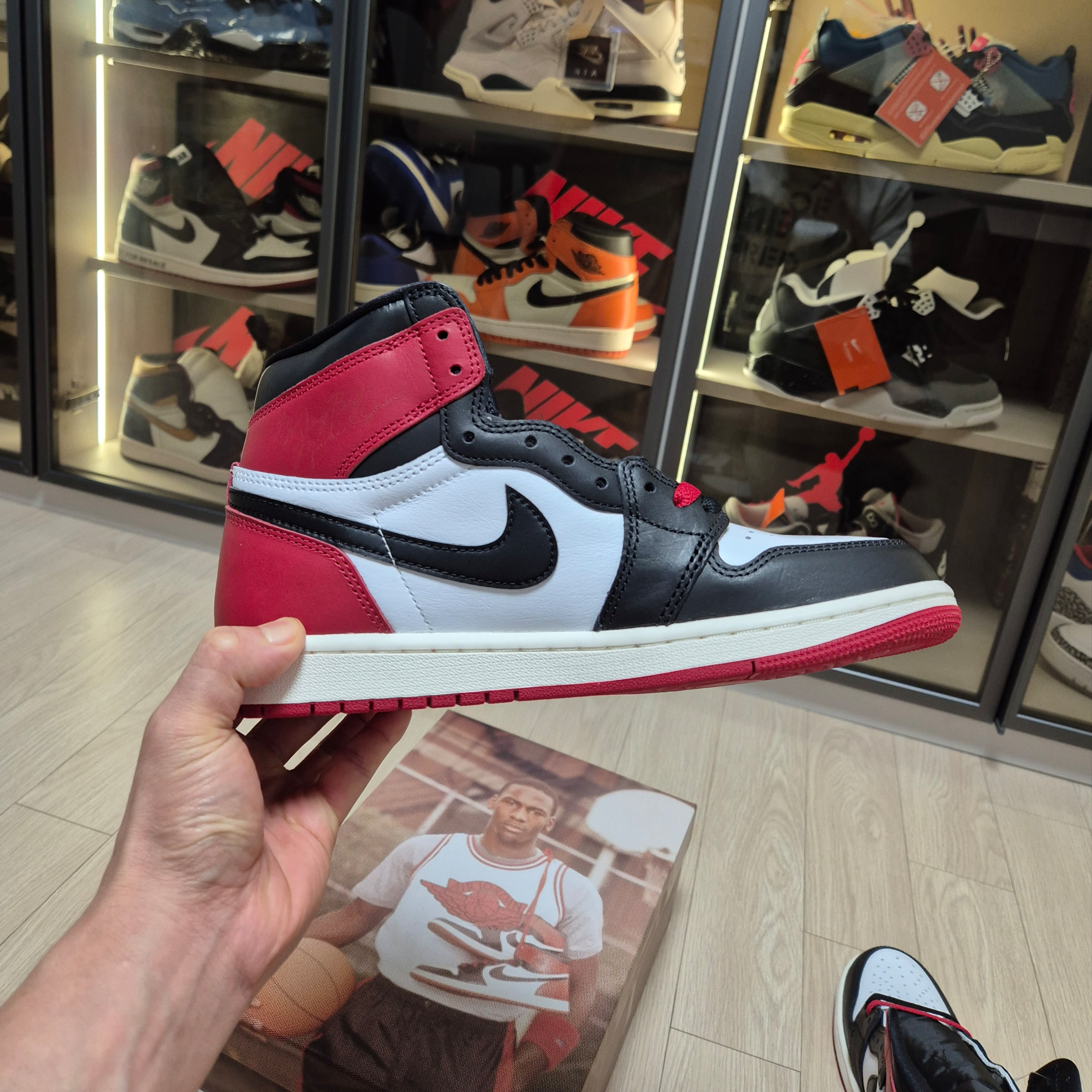 Jordan 1 Retro High OG Black Toe 착용 스타일 - 5