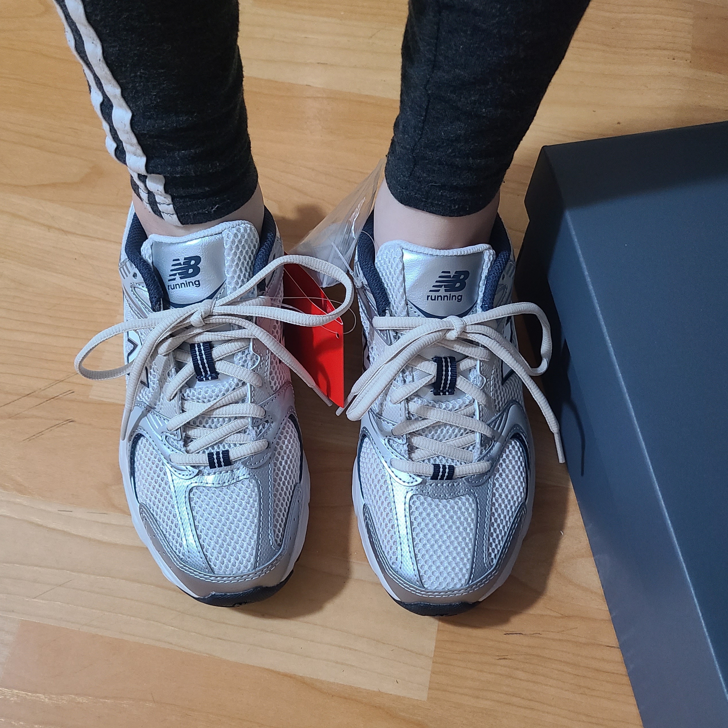 New Balance 530 Steel Grey 착용 스타일 - 1