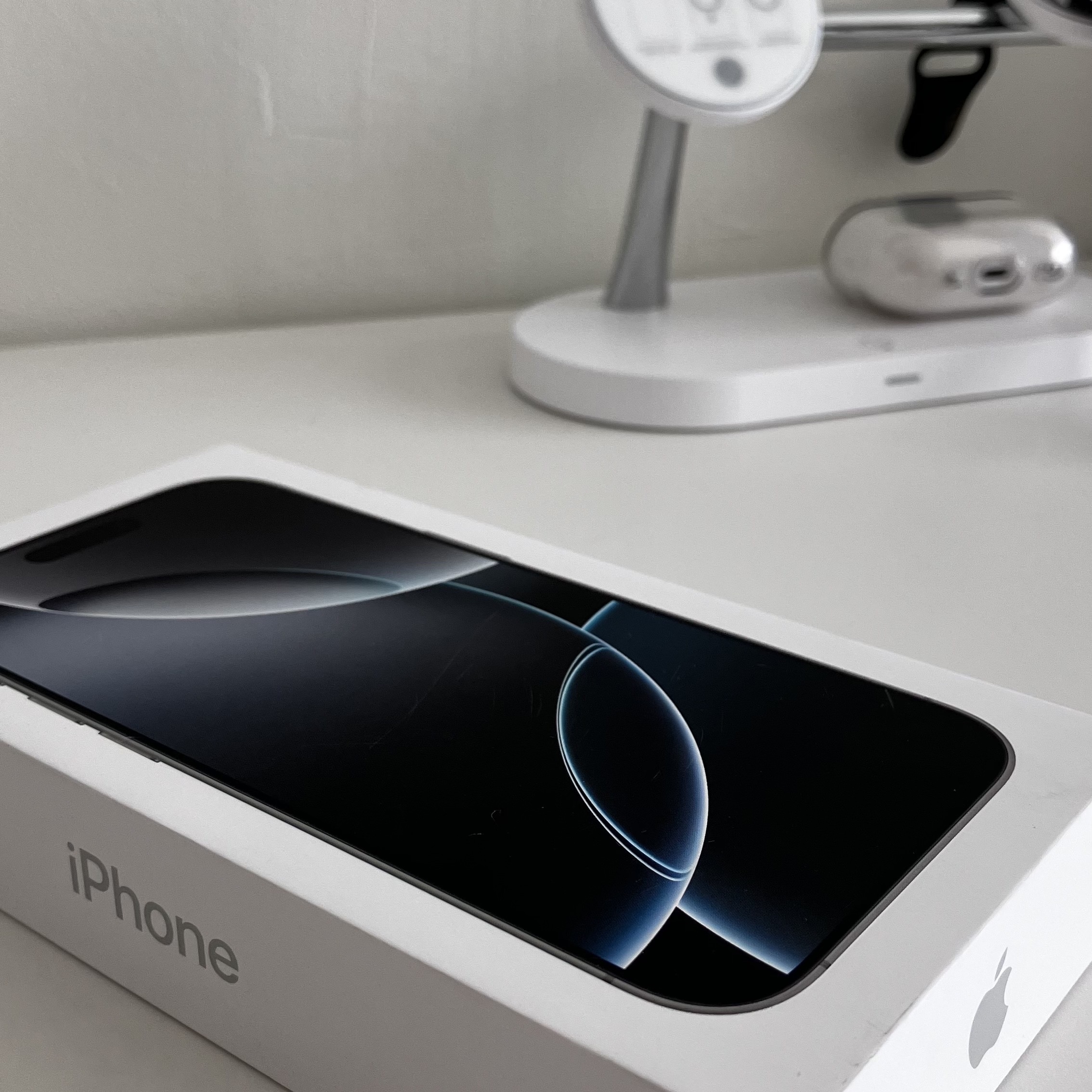 Apple iPhone 16 Pro 256GB White Titanium (Korean Ver.), Apple AirPods Pro 2nd Gen (Korean Ver.) 착용 스타일
