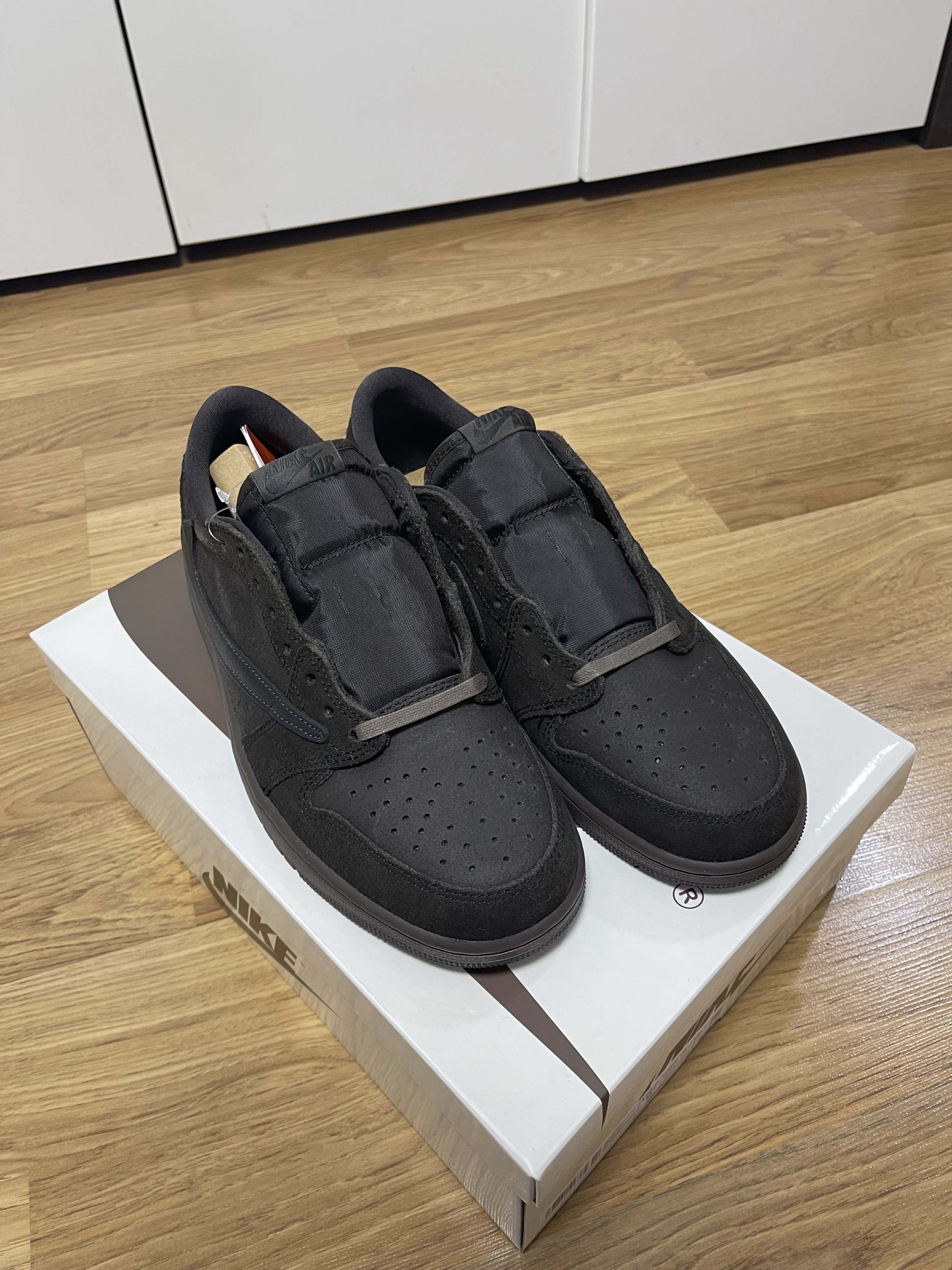 Jordan 1 x Travis Scott Retro Low OG SP Velvet Brown and Dark Mocha 착용 스타일 - 2