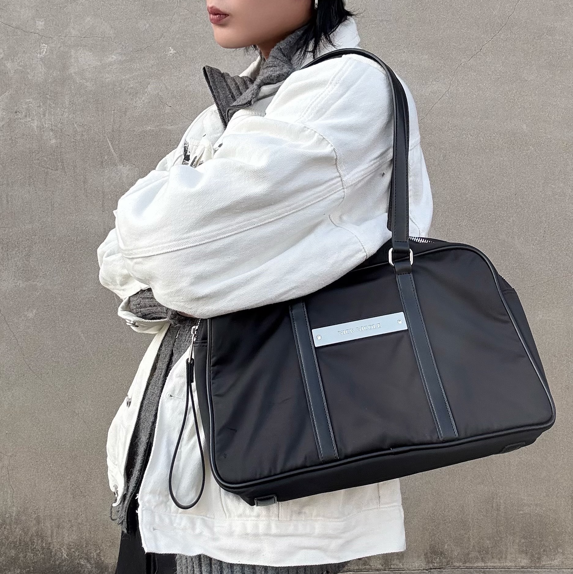 컨버스 x 다크쉐도우 터보다크 척 70 하이 릴리 화이트, 리파이너 포티노 카고 팬츠 블랙 착용 스타일 - 2