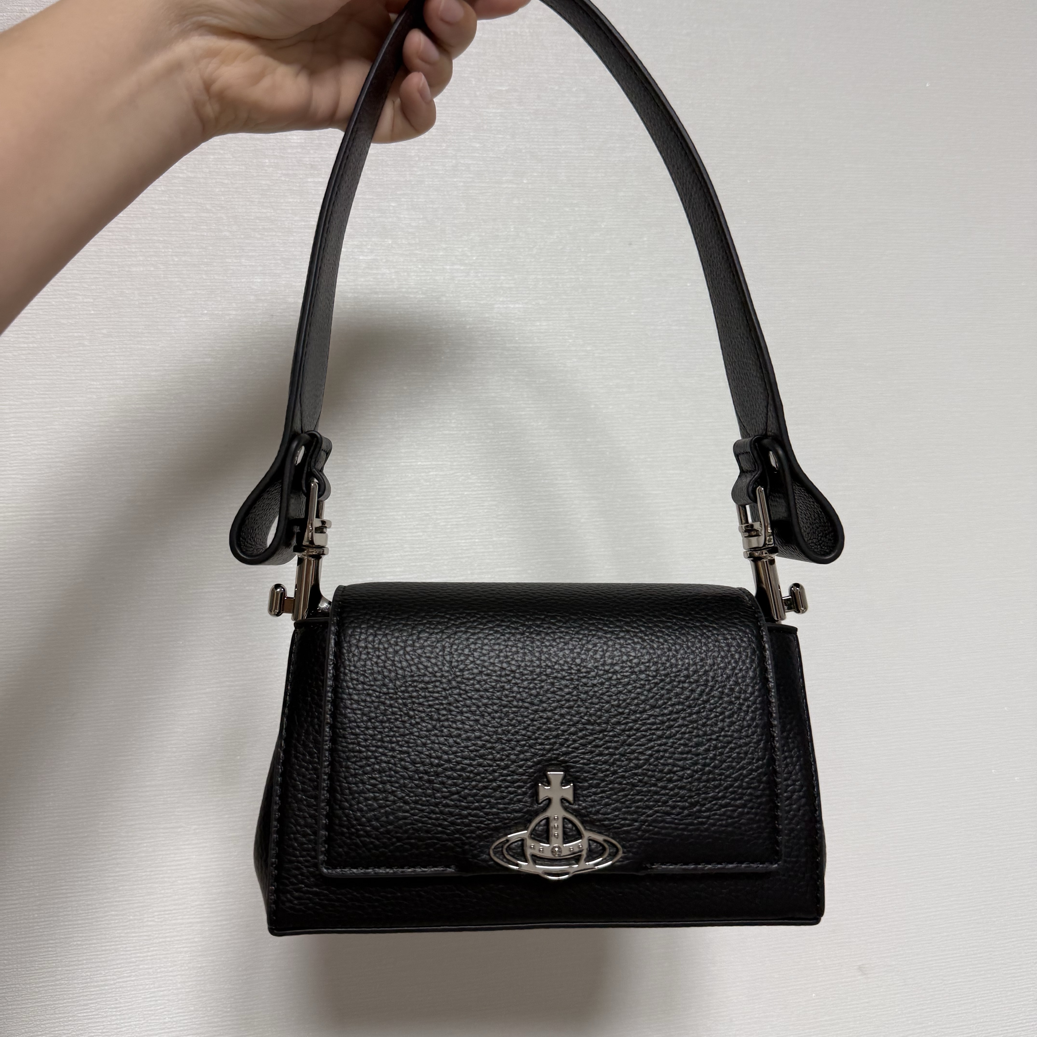 Vivienne Westwood Hazel Small Shoulder Bag Black 착용 스타일