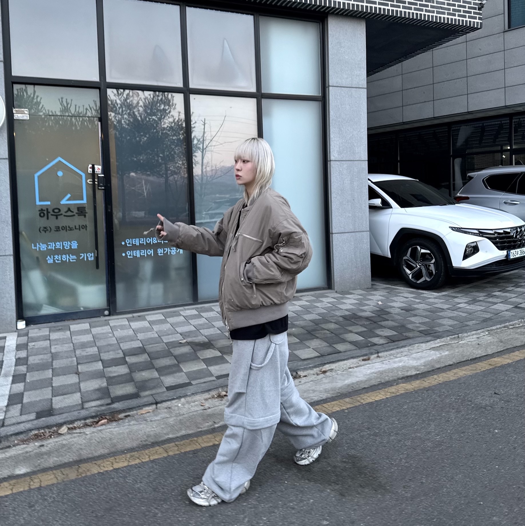 엠제이디 디테처블 카펜터 스웨트 팬츠 멜란지 그레이, 발렌시아가 3XL 스니커즈 베이지 착용 스타일 - 5
